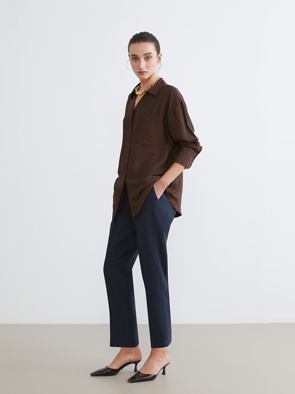 Морковный крой брюки с эластичным поясом, обеспечивающие стиль и комфорт на весь день.