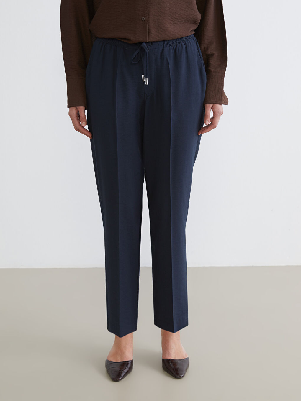 Морковный крой брюки с эластичным поясом, обеспечивающие стиль и комфорт на весь день.-1