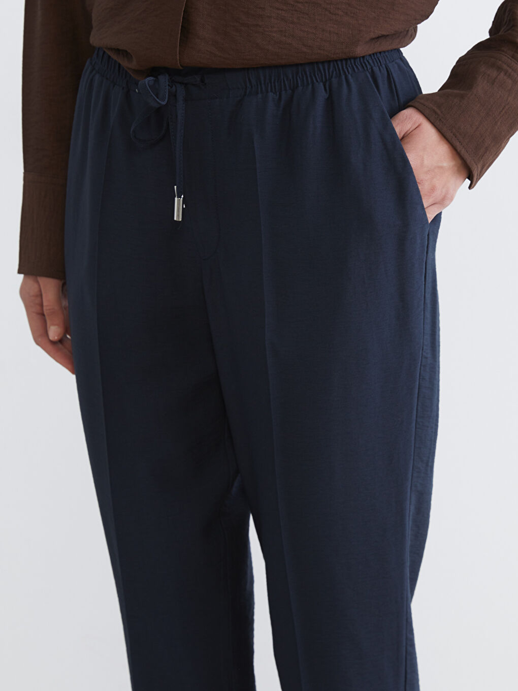 Морковный крой брюки с эластичным поясом, обеспечивающие стиль и комфорт на весь день.-2