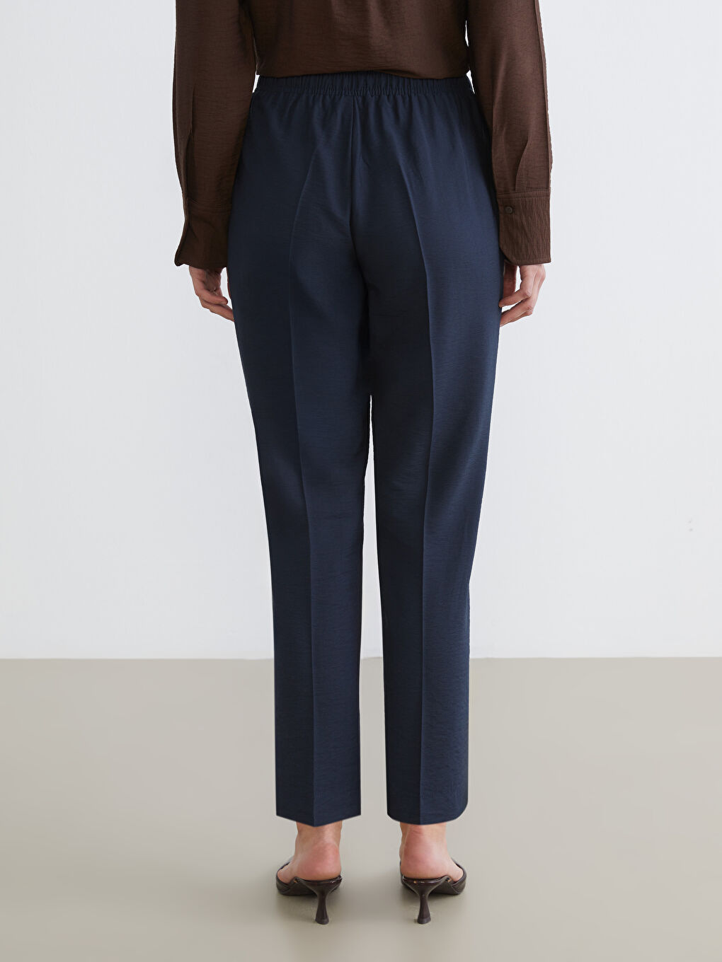 Морковный крой брюки с эластичным поясом, обеспечивающие стиль и комфорт на весь день.-3