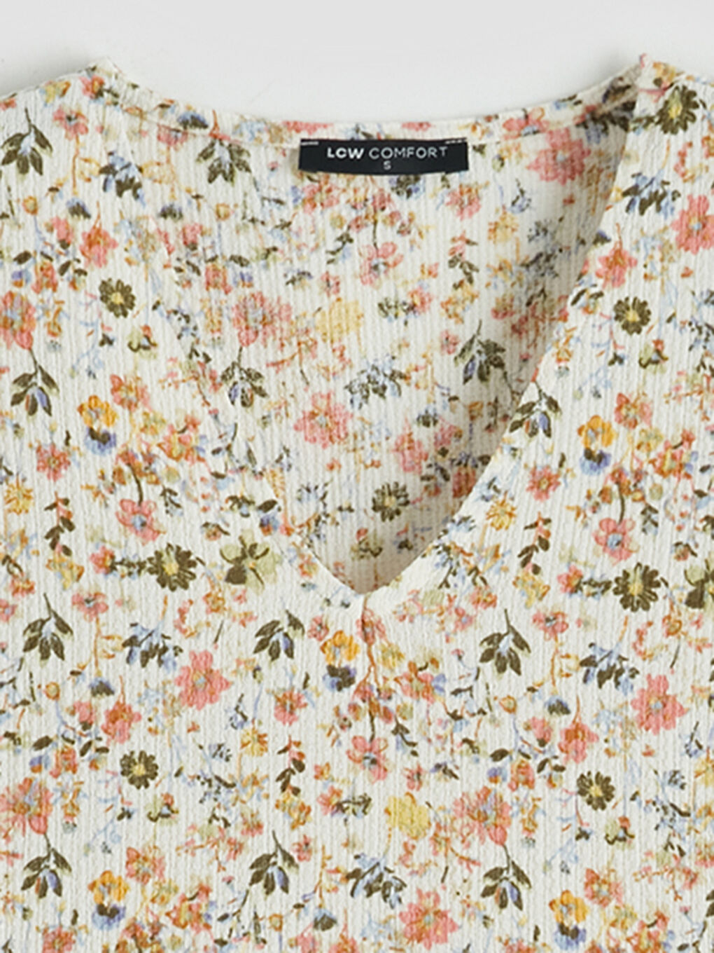 Рокля с V-образно деколте, цветен десен и прибрана талия-5