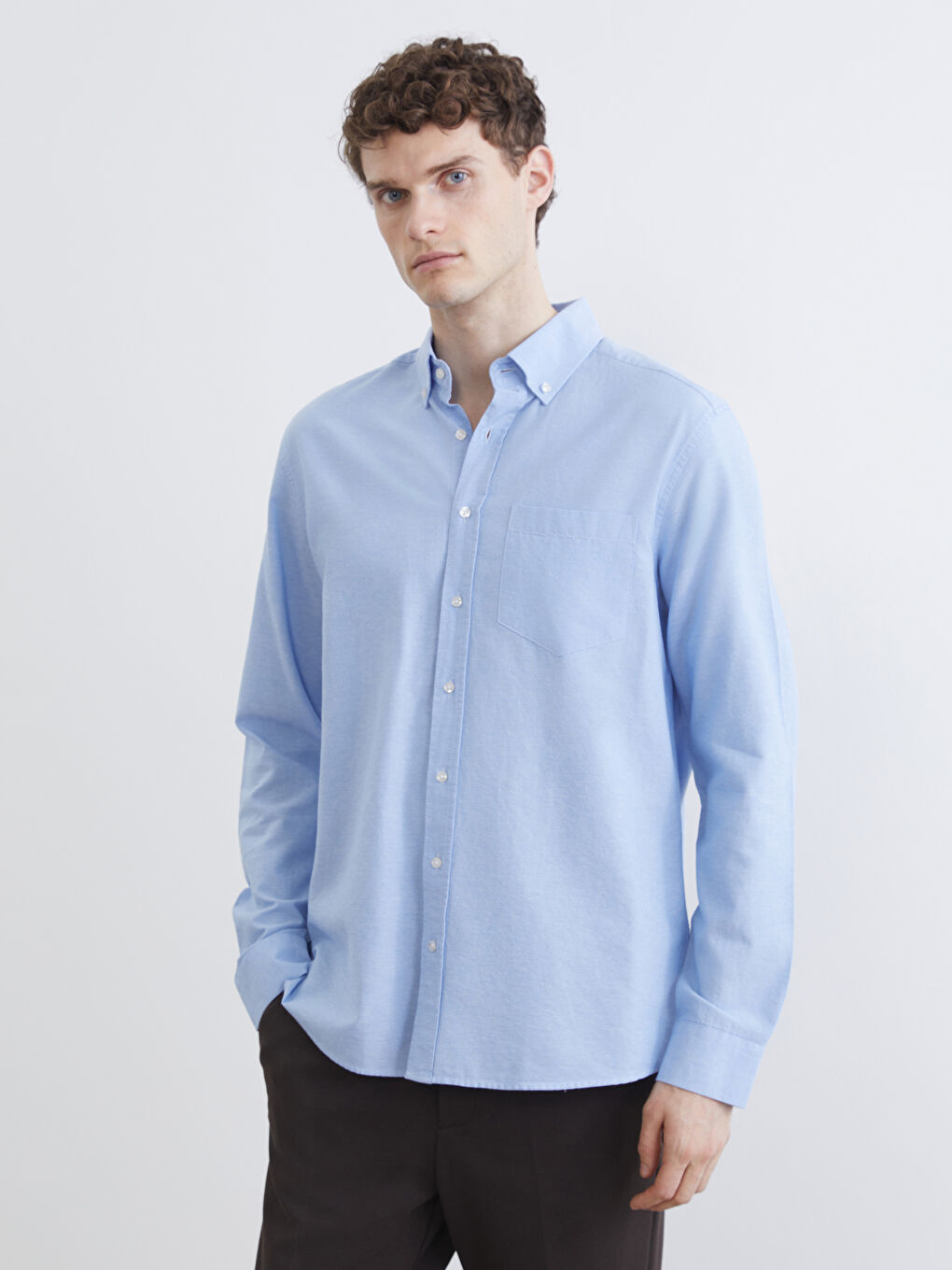 მამაკაცის პერანგი რეგულარული მორგებით, ღილებიანი საყელოთი და გრძელი სახელოებით