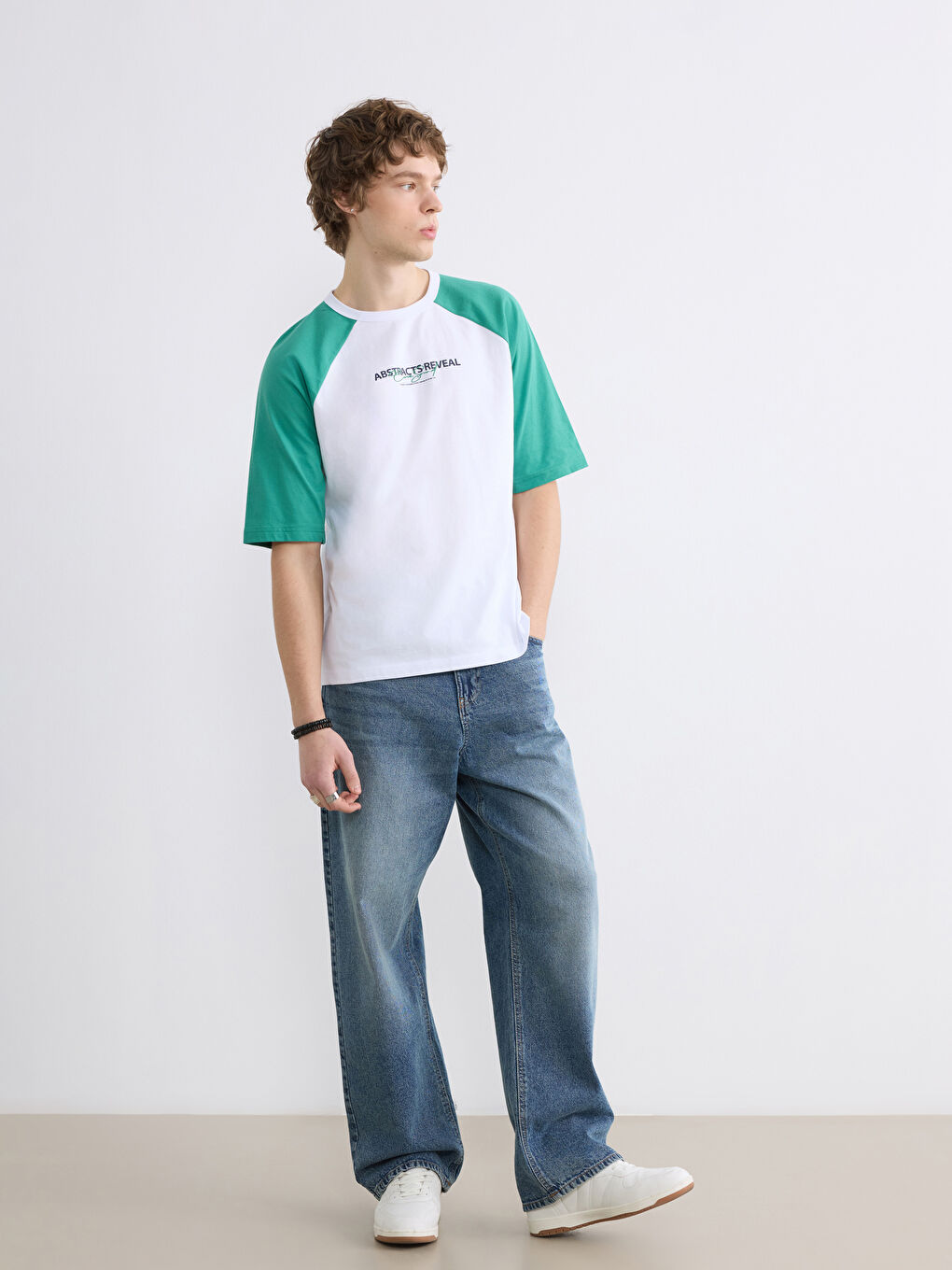 Beyaz Bisiklet Yaka Renk Bloklu Erkek Tişört-1