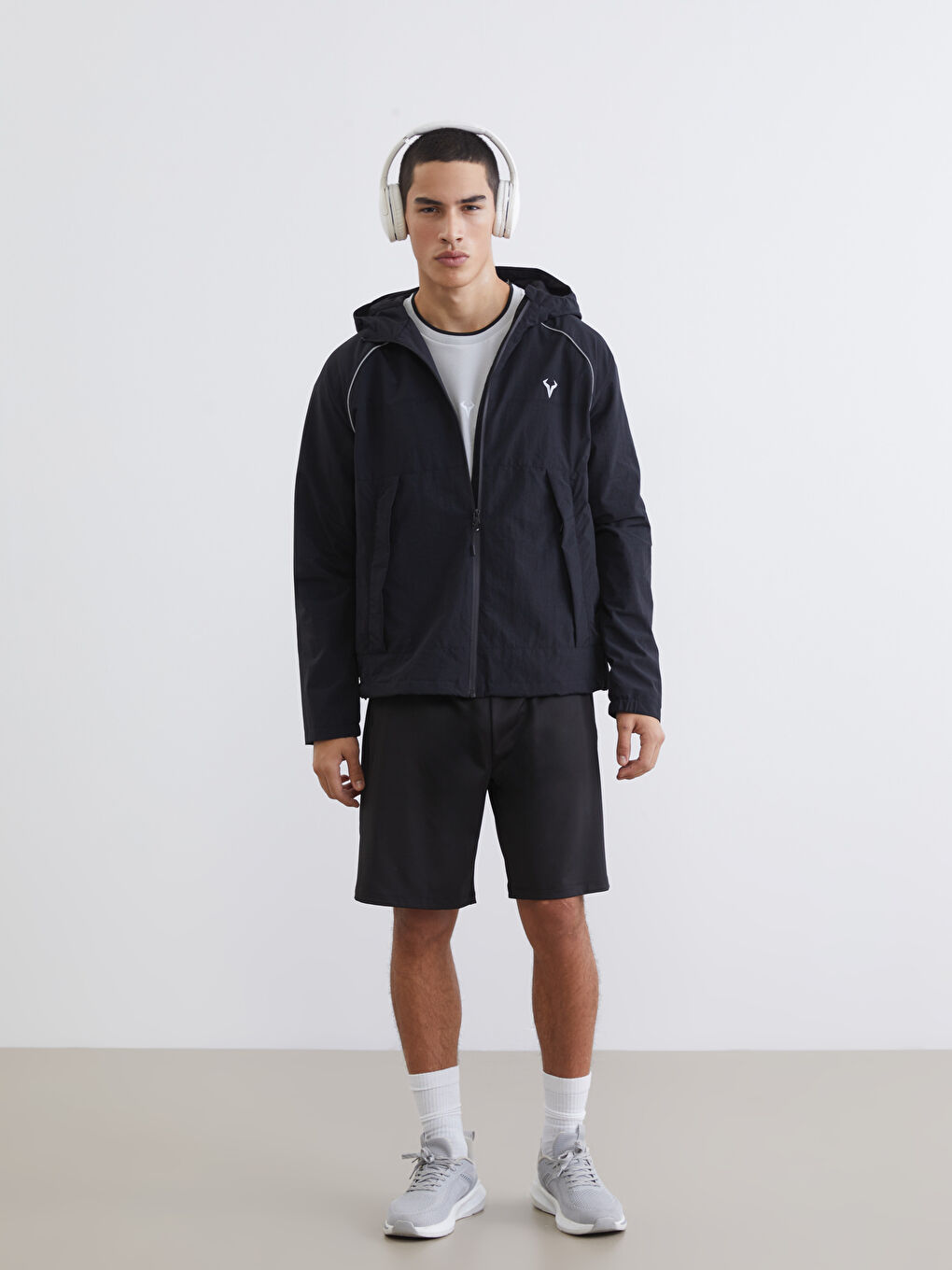 Siyah Rahat Kalıp Kapüşonlu Erkek Mont-1