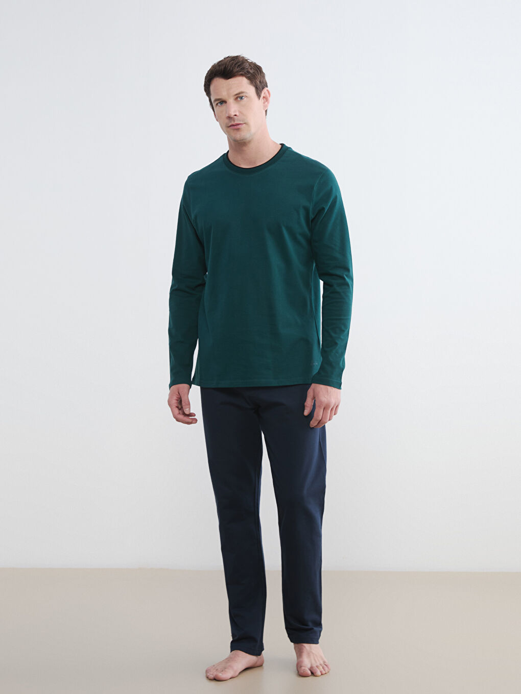 Ерлерге арналған дөңгелек жағалы пижаманың үсті-1