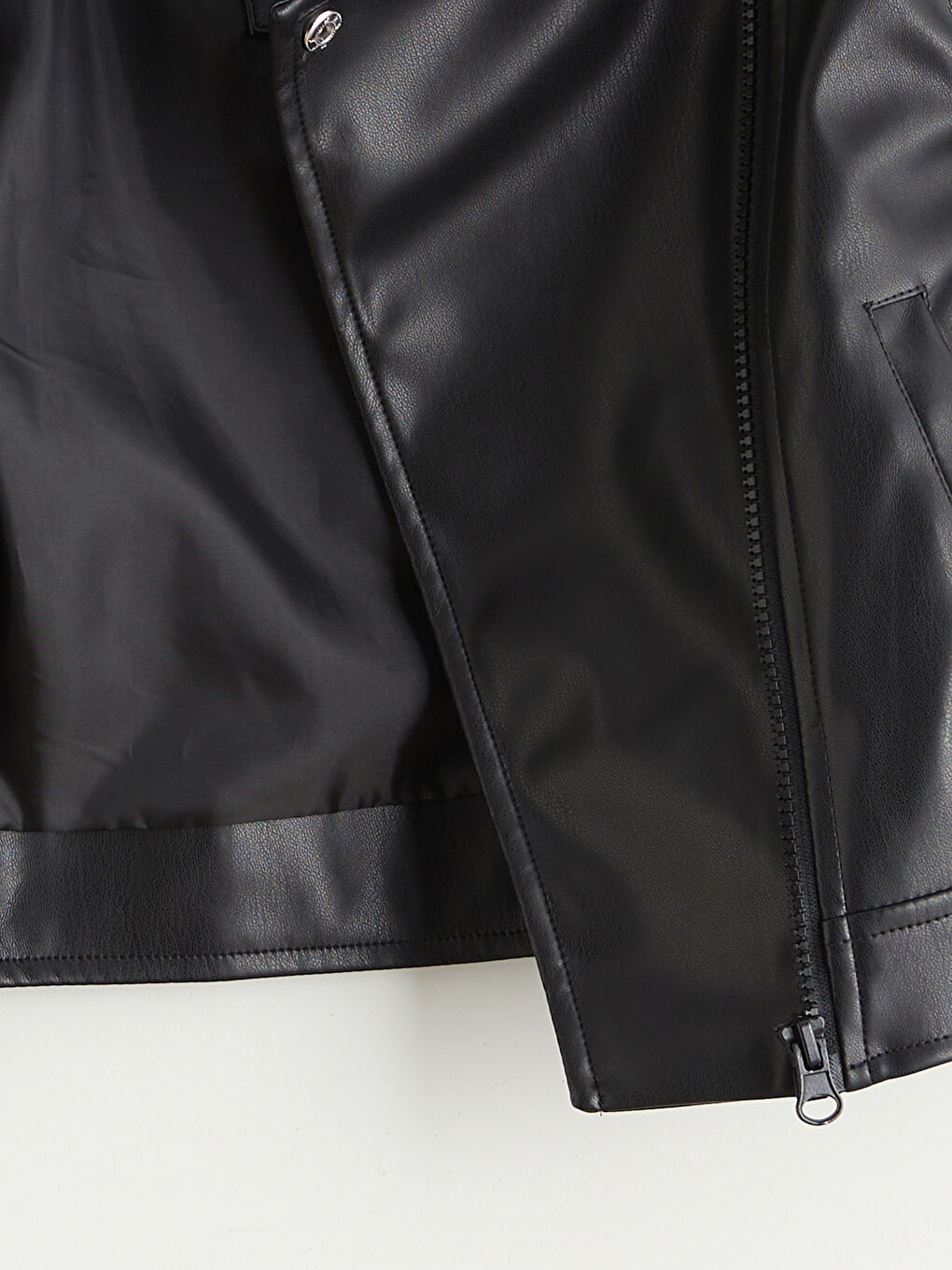 Siyah Deri Görünümlü Kız Çocuk Mont-1