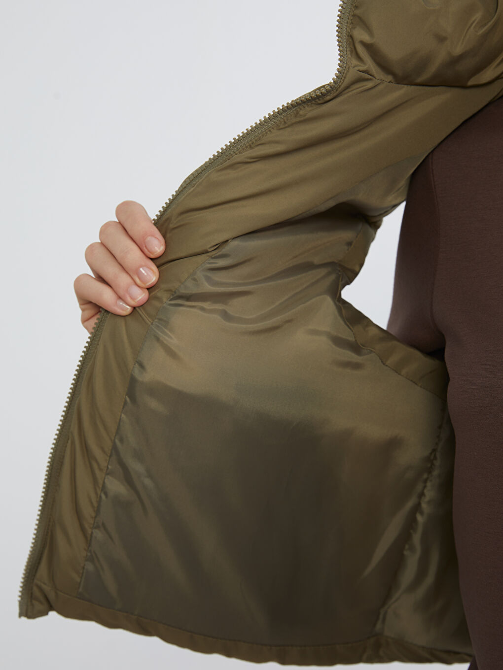 Puf Ženski Prsluk sa Levak Izrezom-3