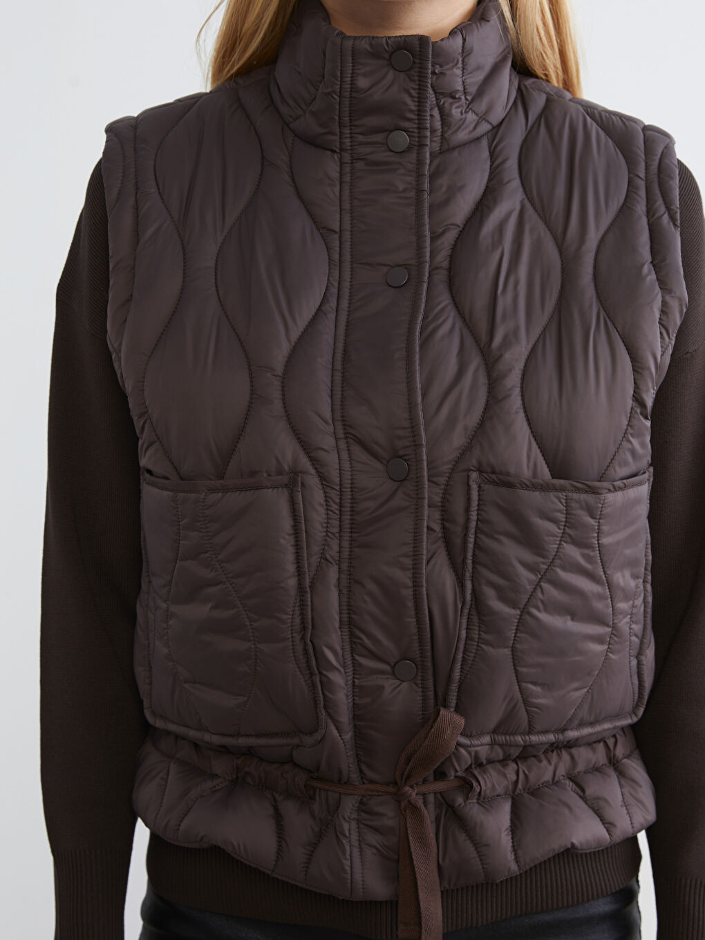 Kahverengi Dik Yaka Kapitone Oversize Kadın Şişme Yelek-2