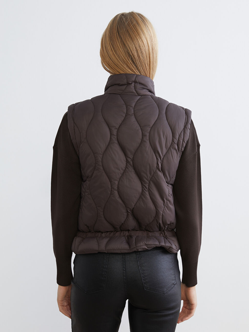 Kahverengi Dik Yaka Kapitone Oversize Kadın Şişme Yelek-3