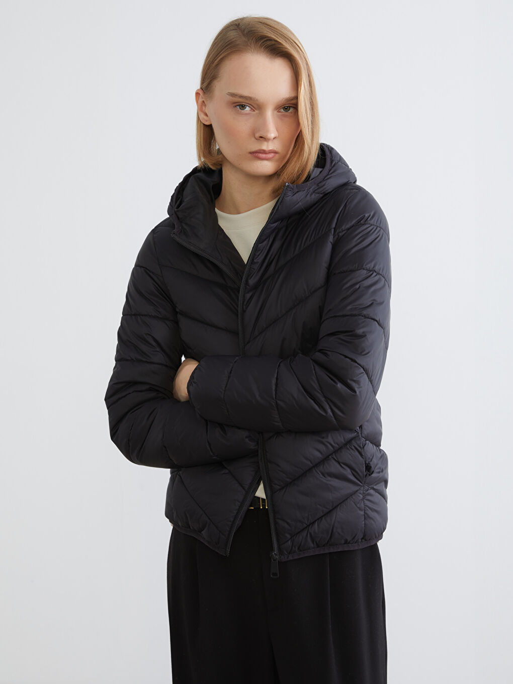 Siyah Kapüşonlu Kadın Şişme Mont