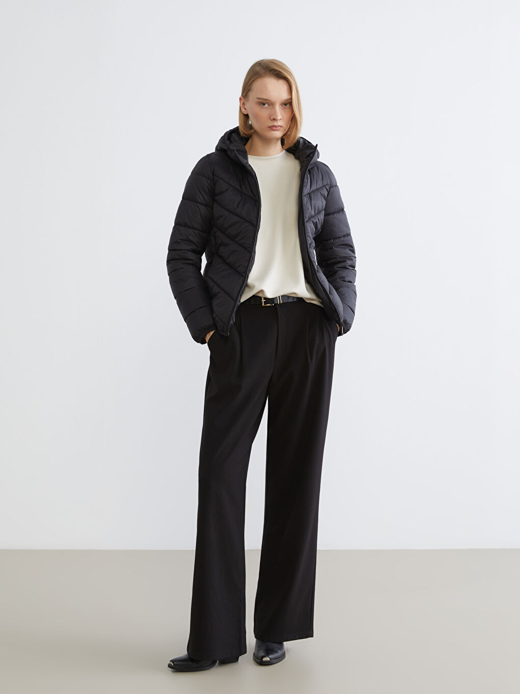 Siyah Kapüşonlu Kadın Şişme Mont-1