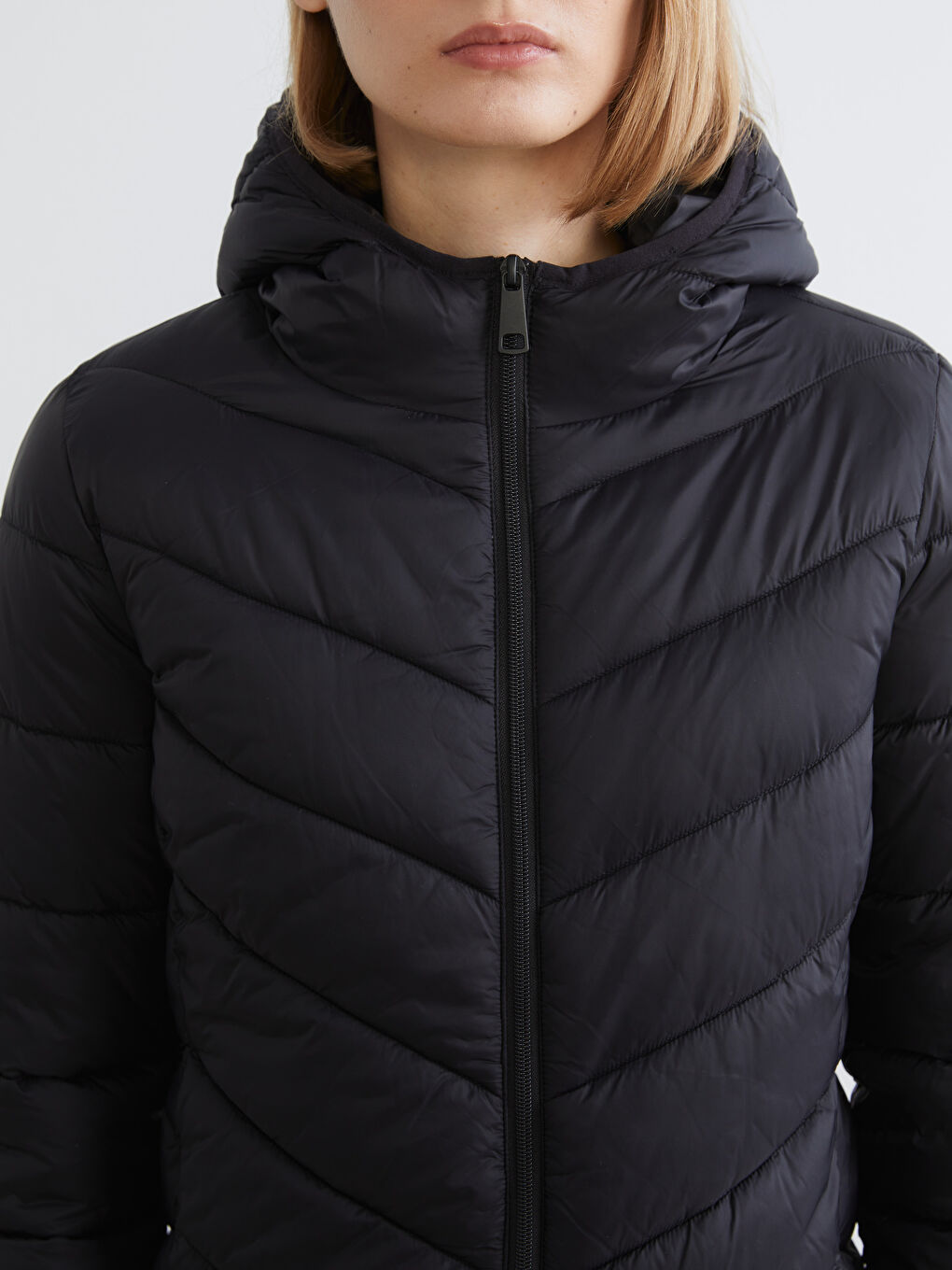 Siyah Kapüşonlu Kadın Şişme Mont-2