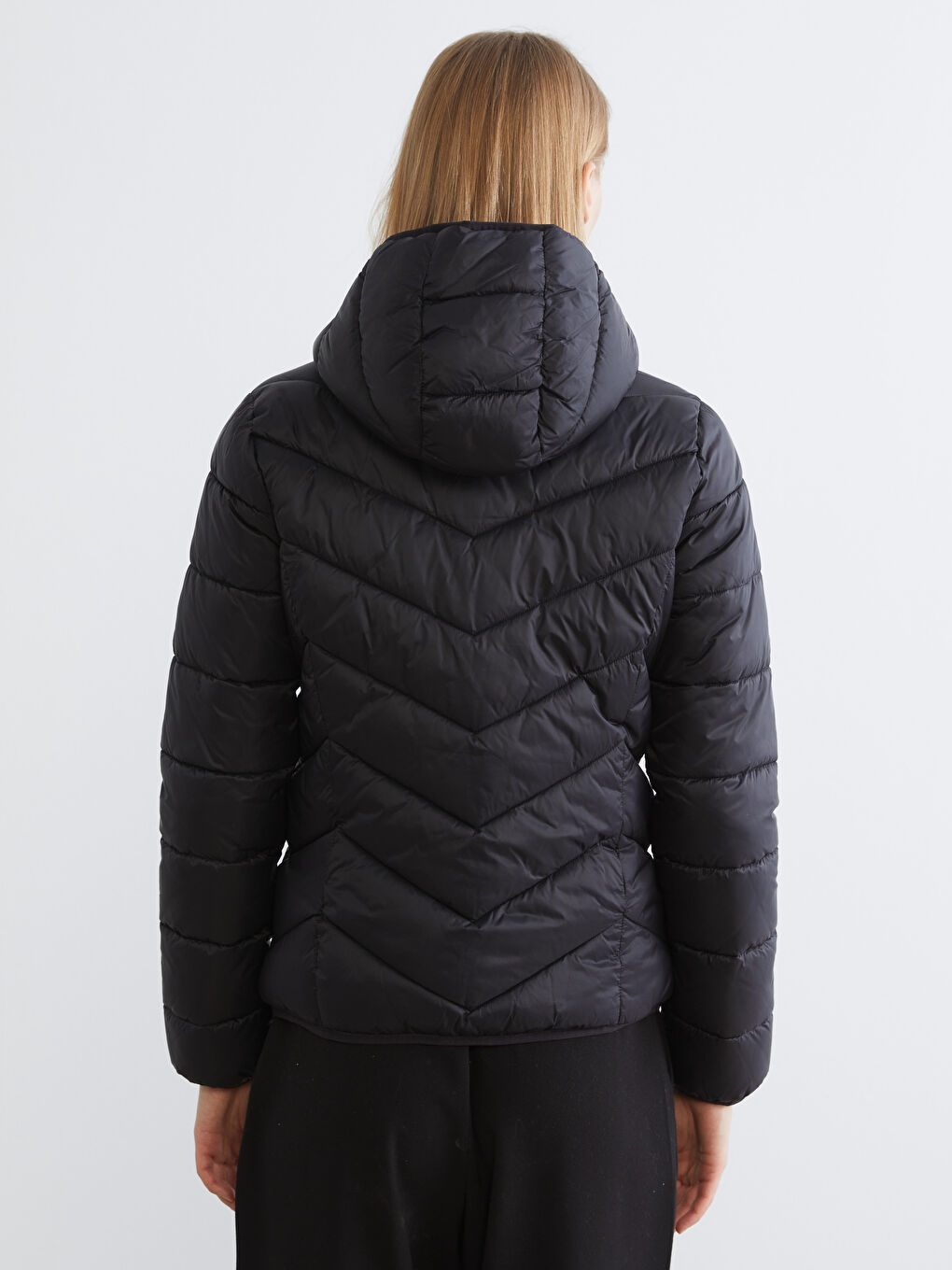 Siyah Kapüşonlu Kadın Şişme Mont-3