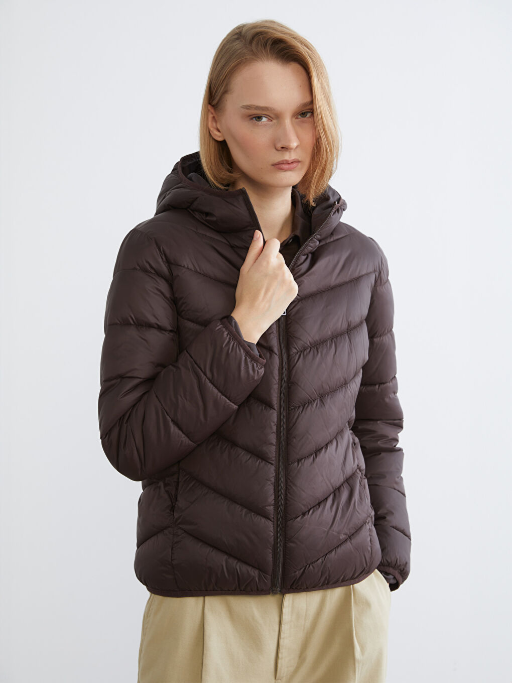 Kahverengi Kapüşonlu Kadın Şişme Mont