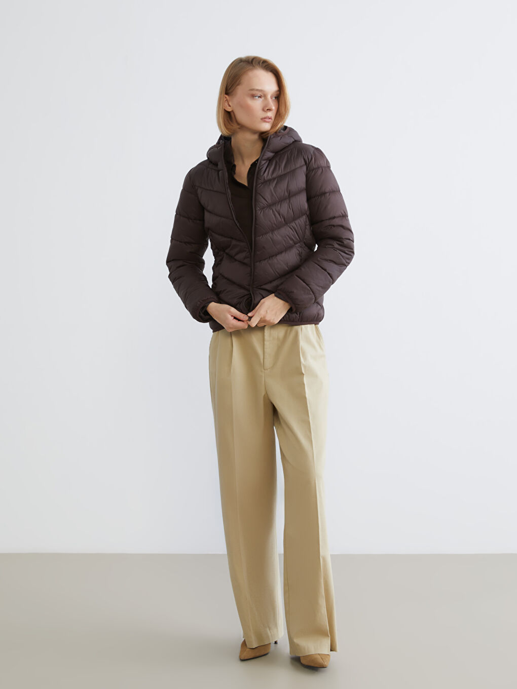 Kahverengi Kapüşonlu Kadın Şişme Mont-1