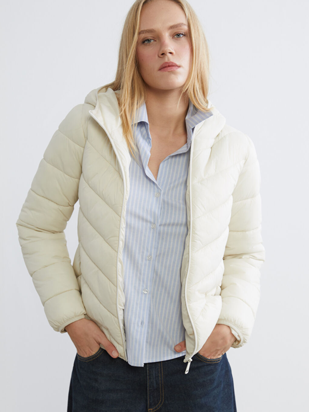 Ekru Kapüşonlu Kadın Şişme Mont