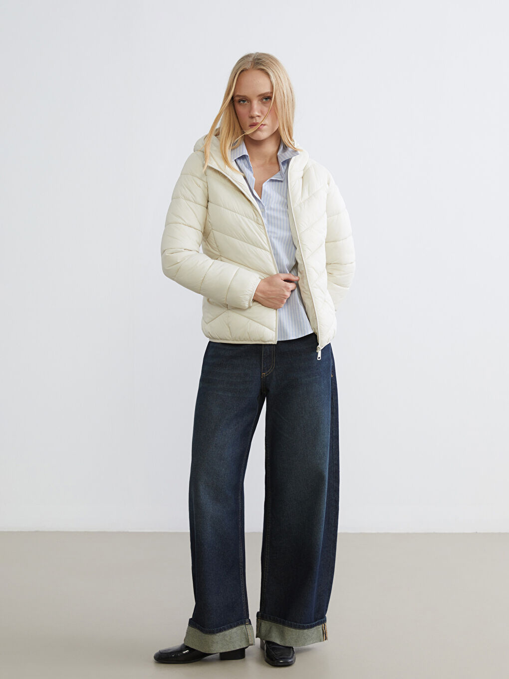 Ekru Kapüşonlu Kadın Şişme Mont-1