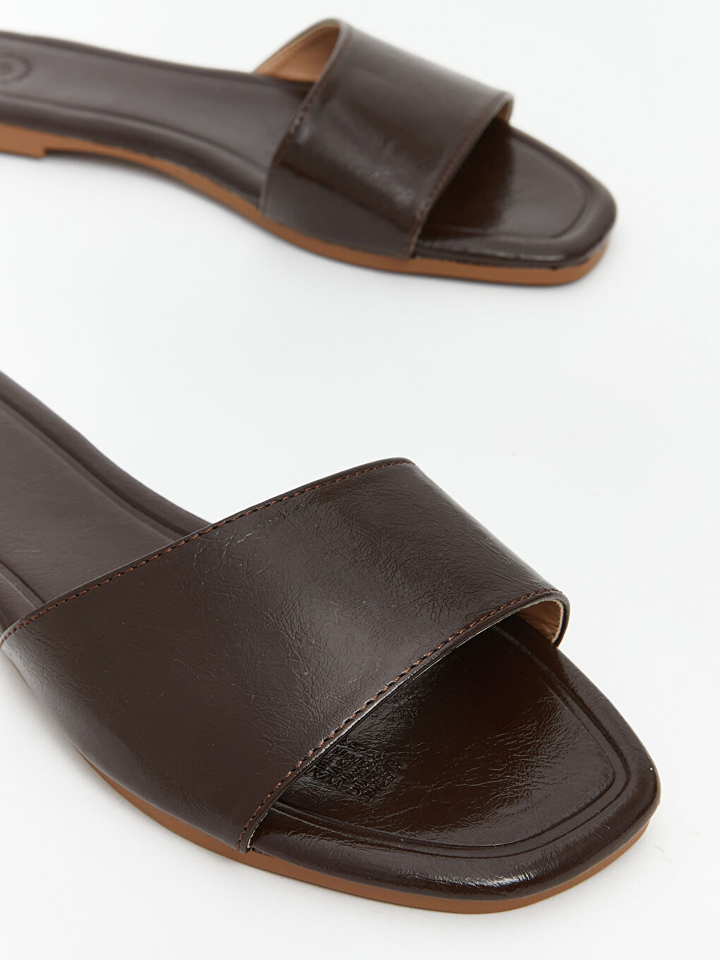 Kahverengi Kadın Terlik-2