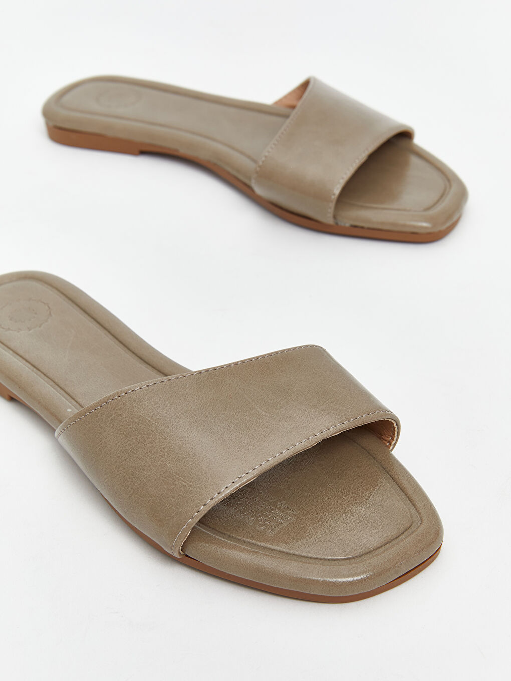 Kahverengi Kadın Terlik-2