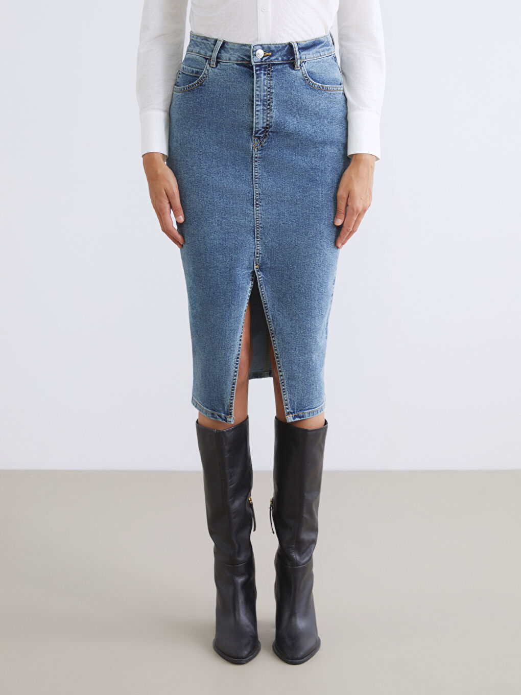 Джинсовая юбка слим с дерзким разрезом.-1