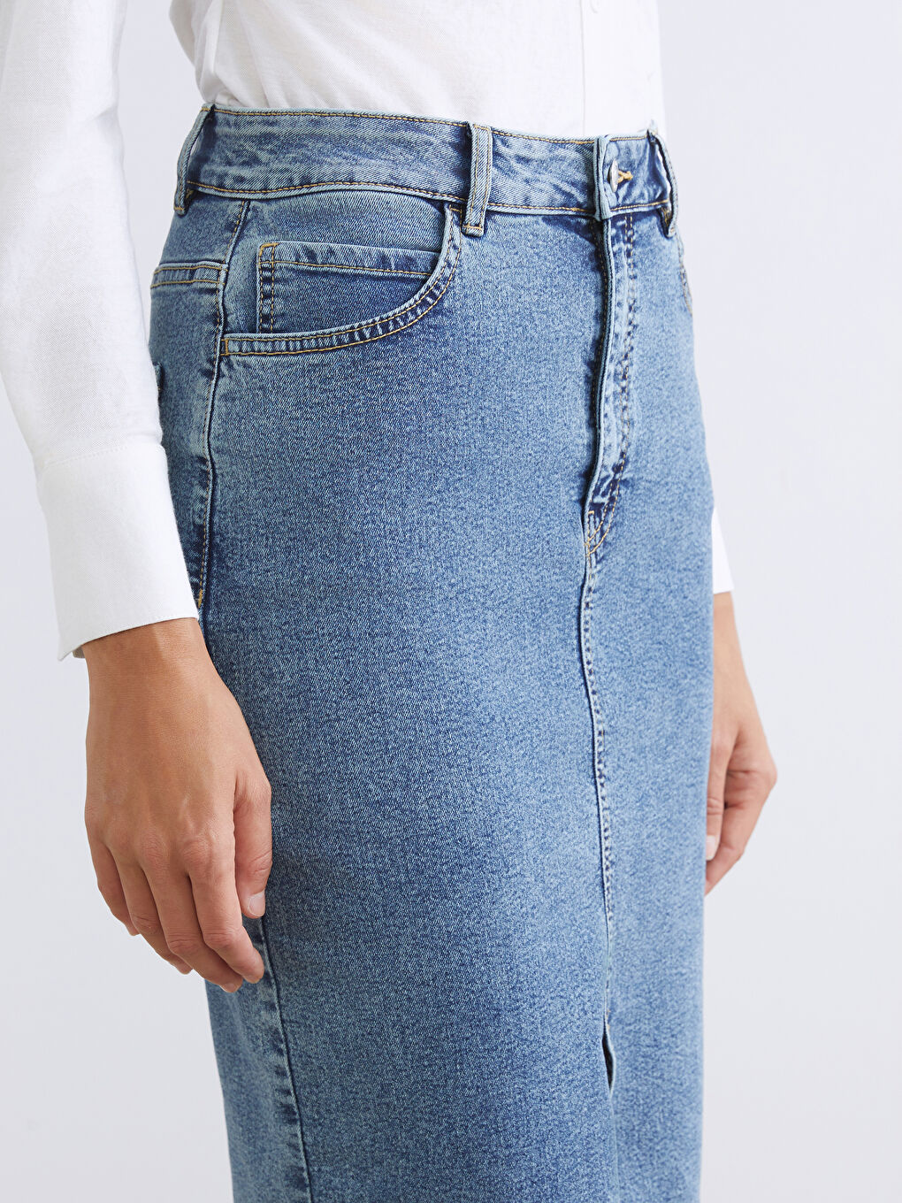 Джинсовая юбка слим с дерзким разрезом.-2