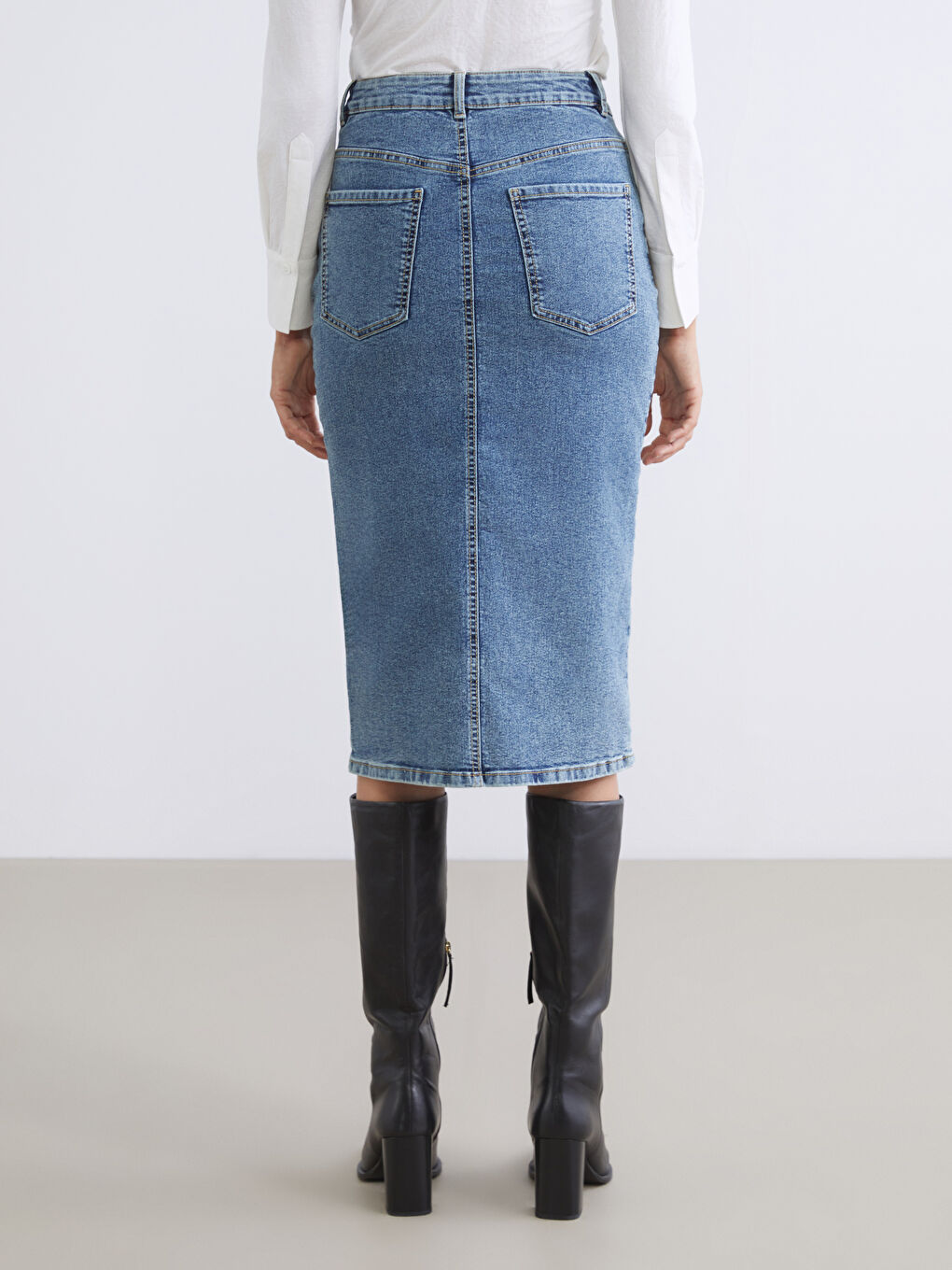 Джинсовая юбка слим с дерзким разрезом.-3