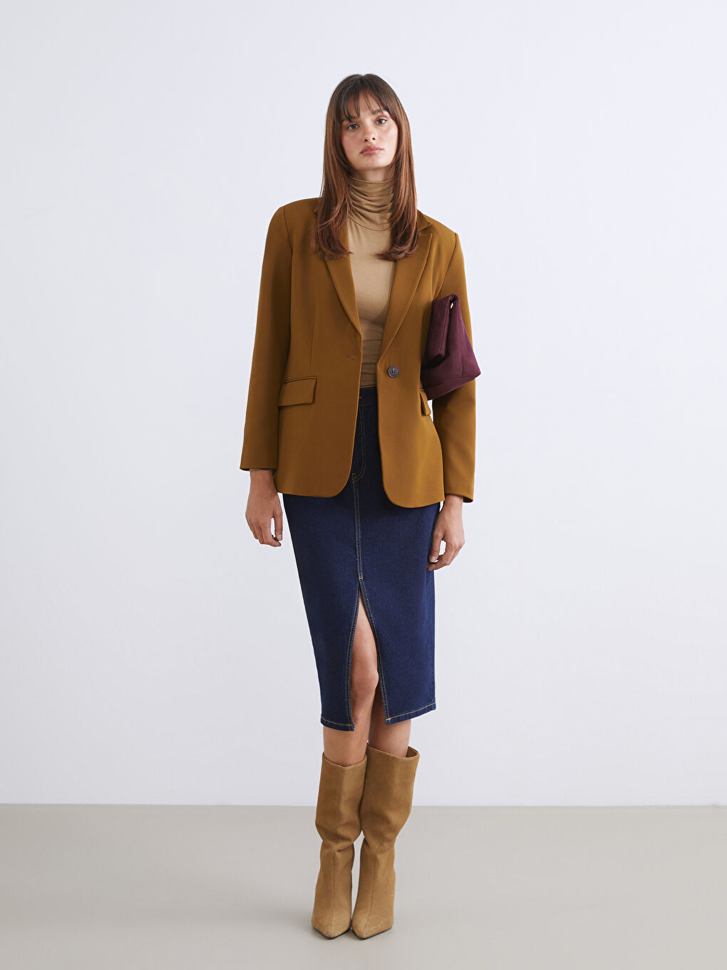 Джинсовая юбка слим с дерзким разрезом.-1