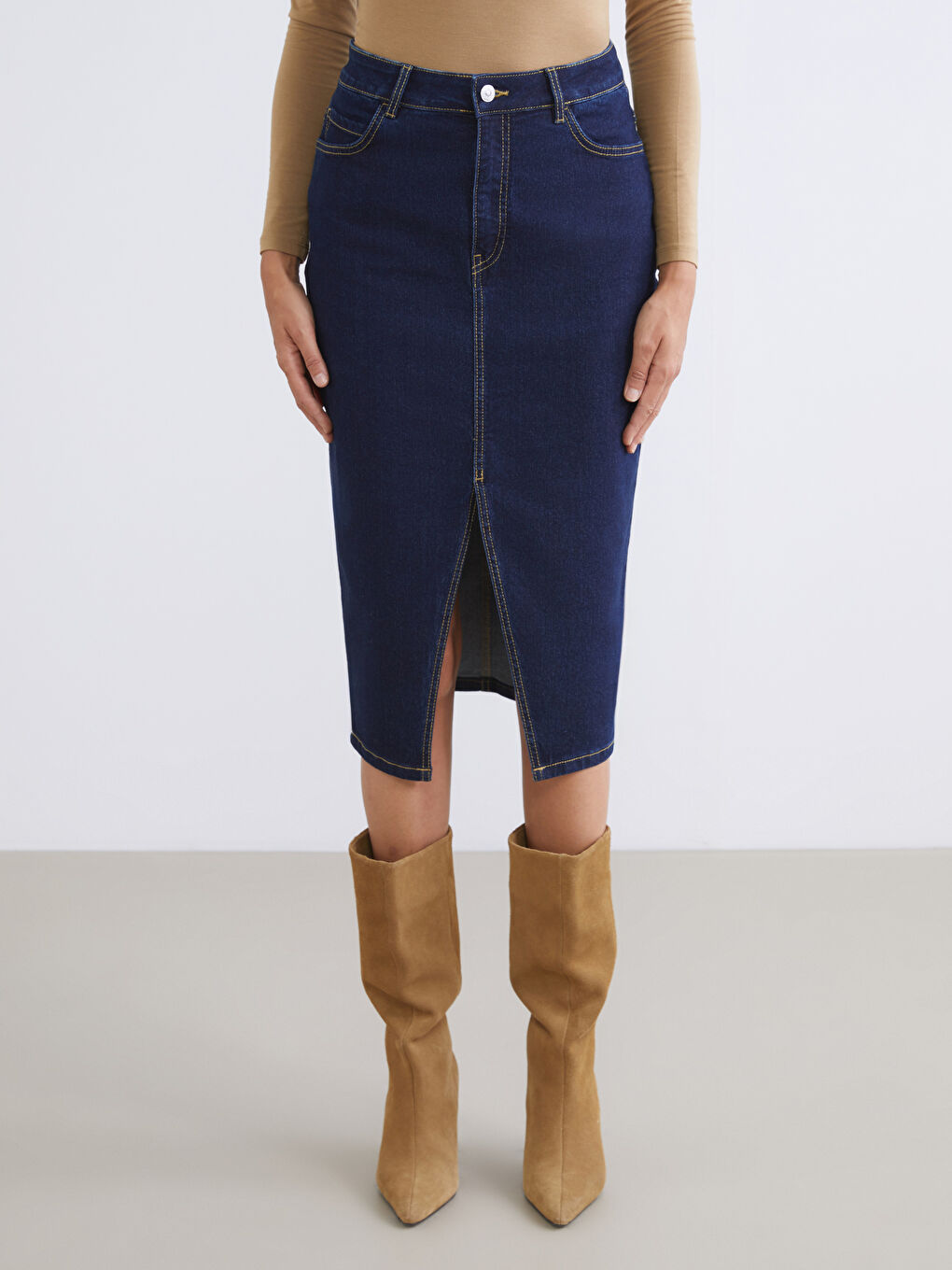 Джинсовая юбка слим с дерзким разрезом.-2