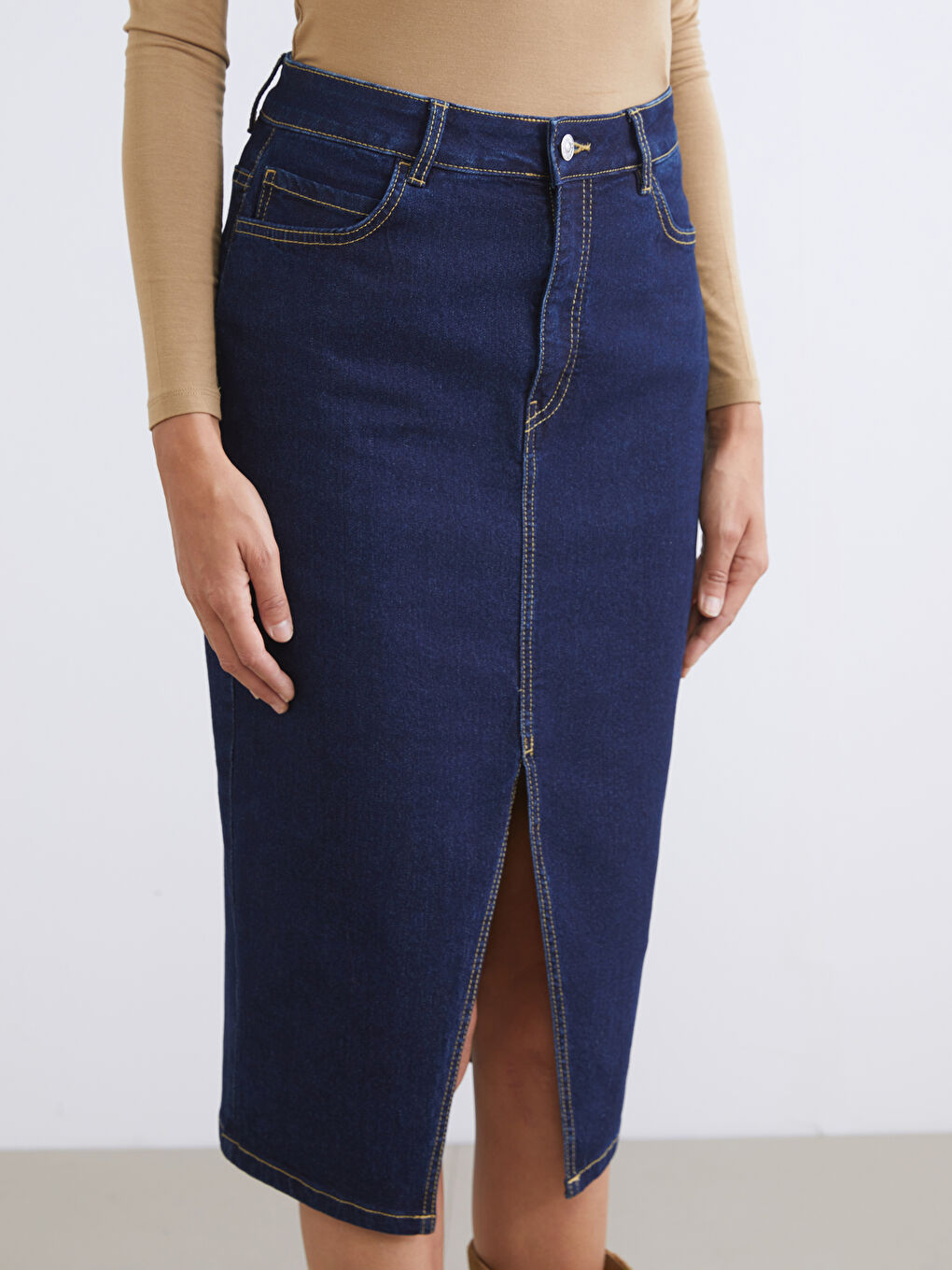 Джинсовая юбка слим с дерзким разрезом.-3