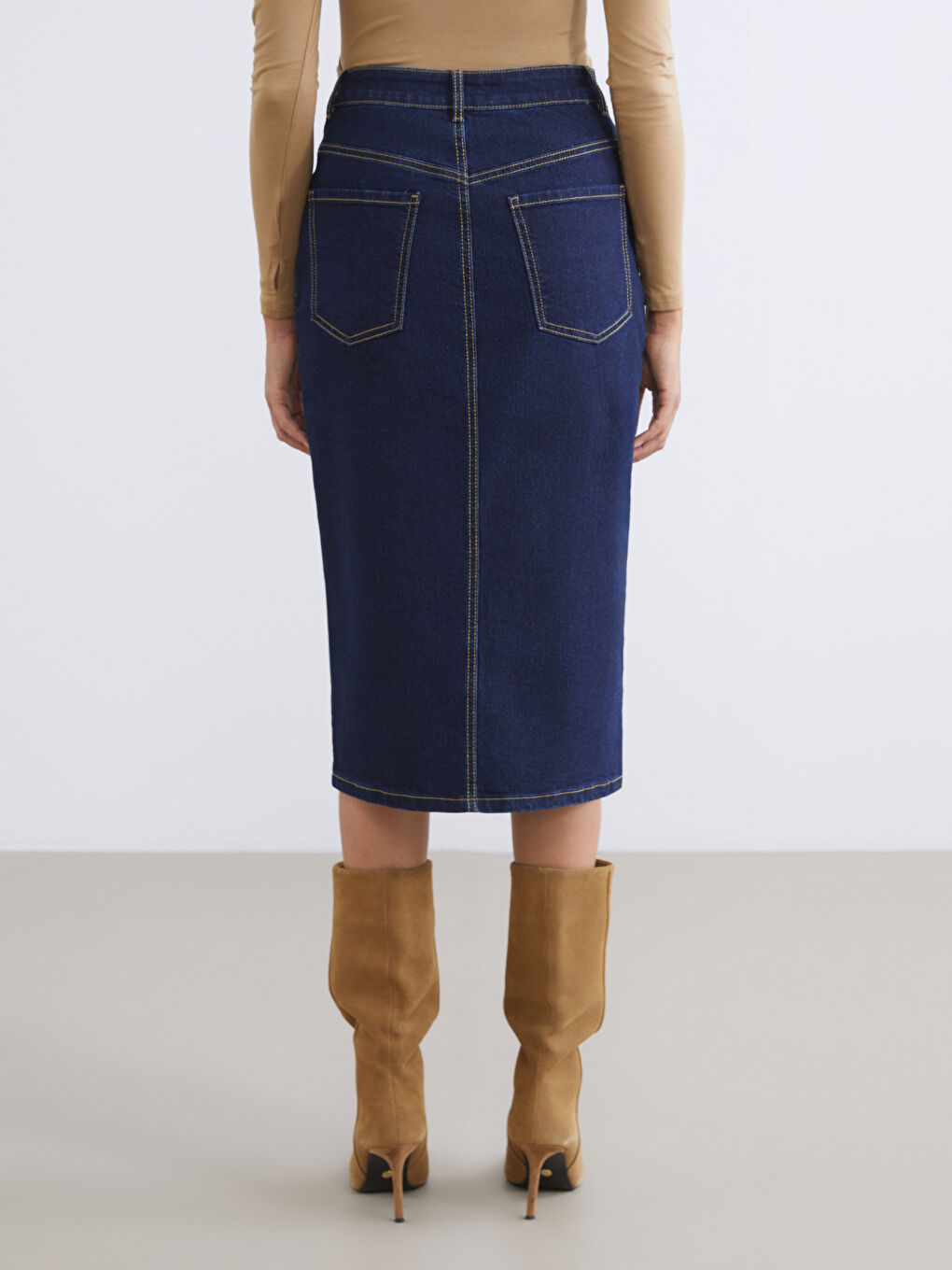 Джинсовая юбка слим с дерзким разрезом.-4