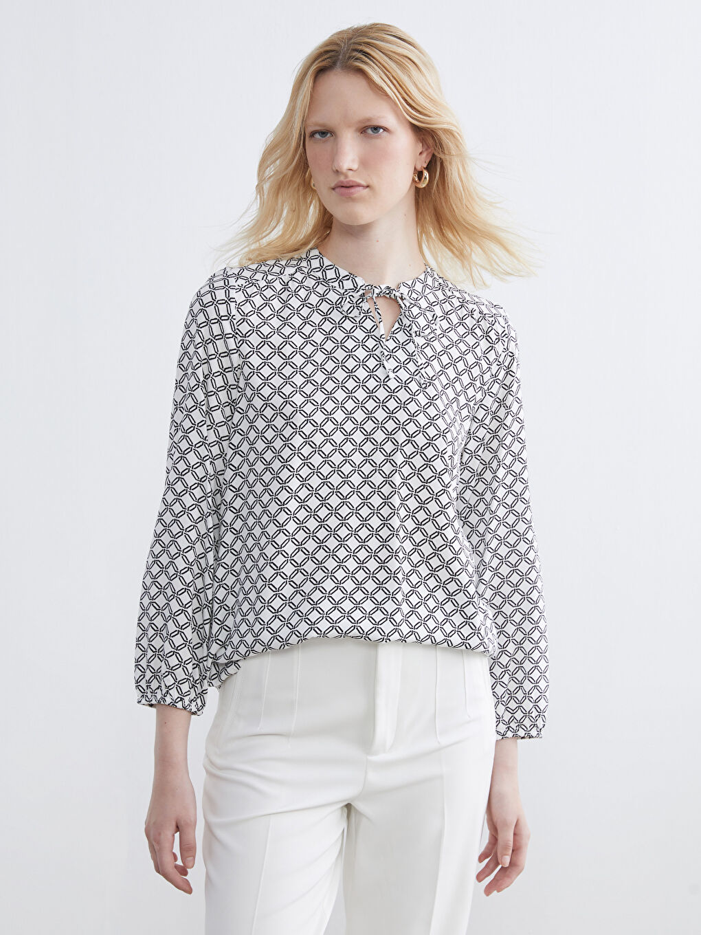 Bluza sa mašnom i uzorkom