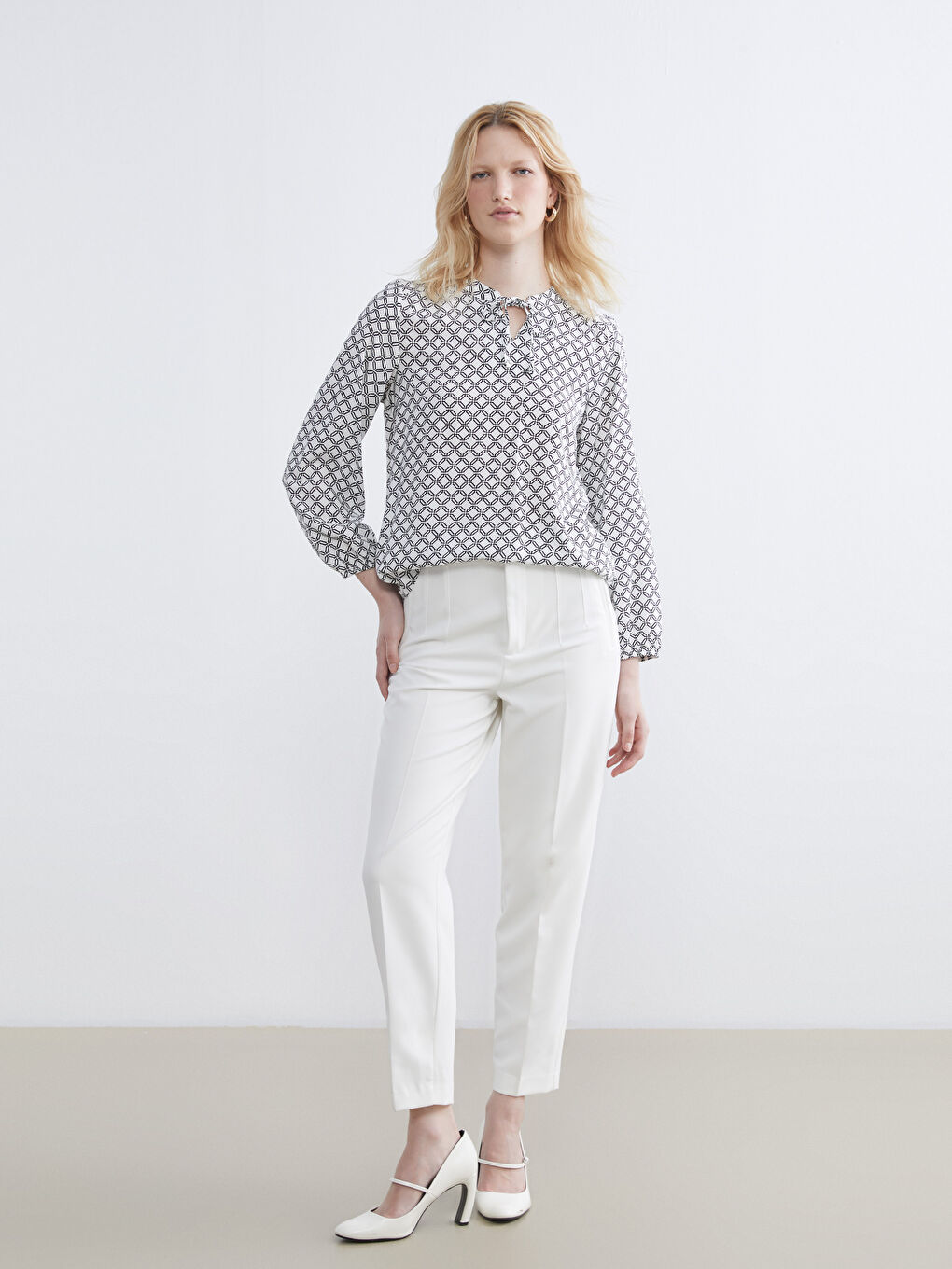 Bluza sa mašnom i uzorkom-1