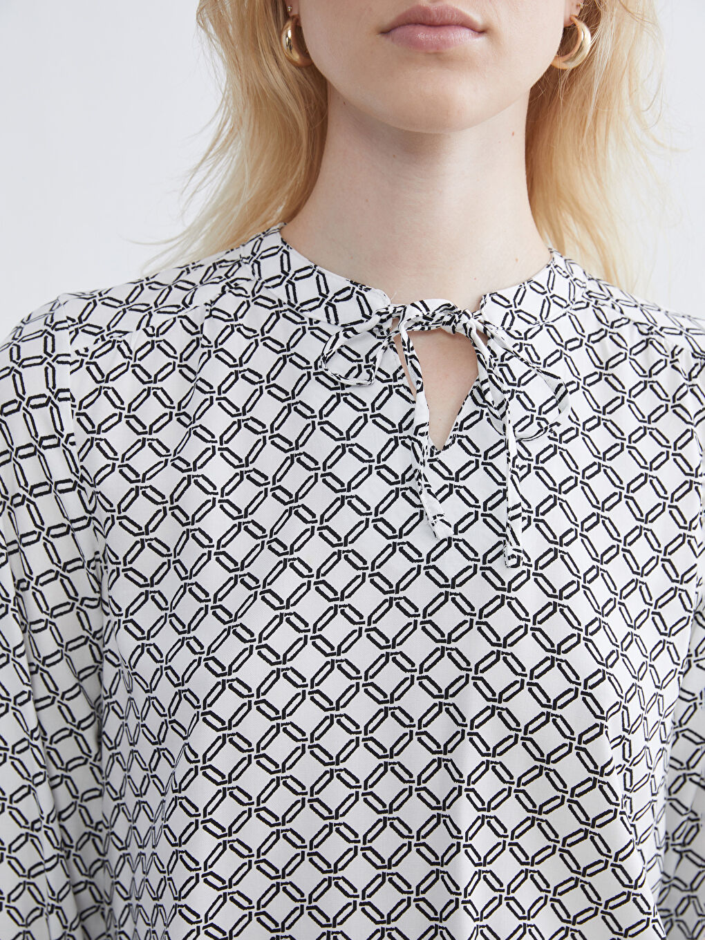 Bluza sa mašnom i uzorkom-2