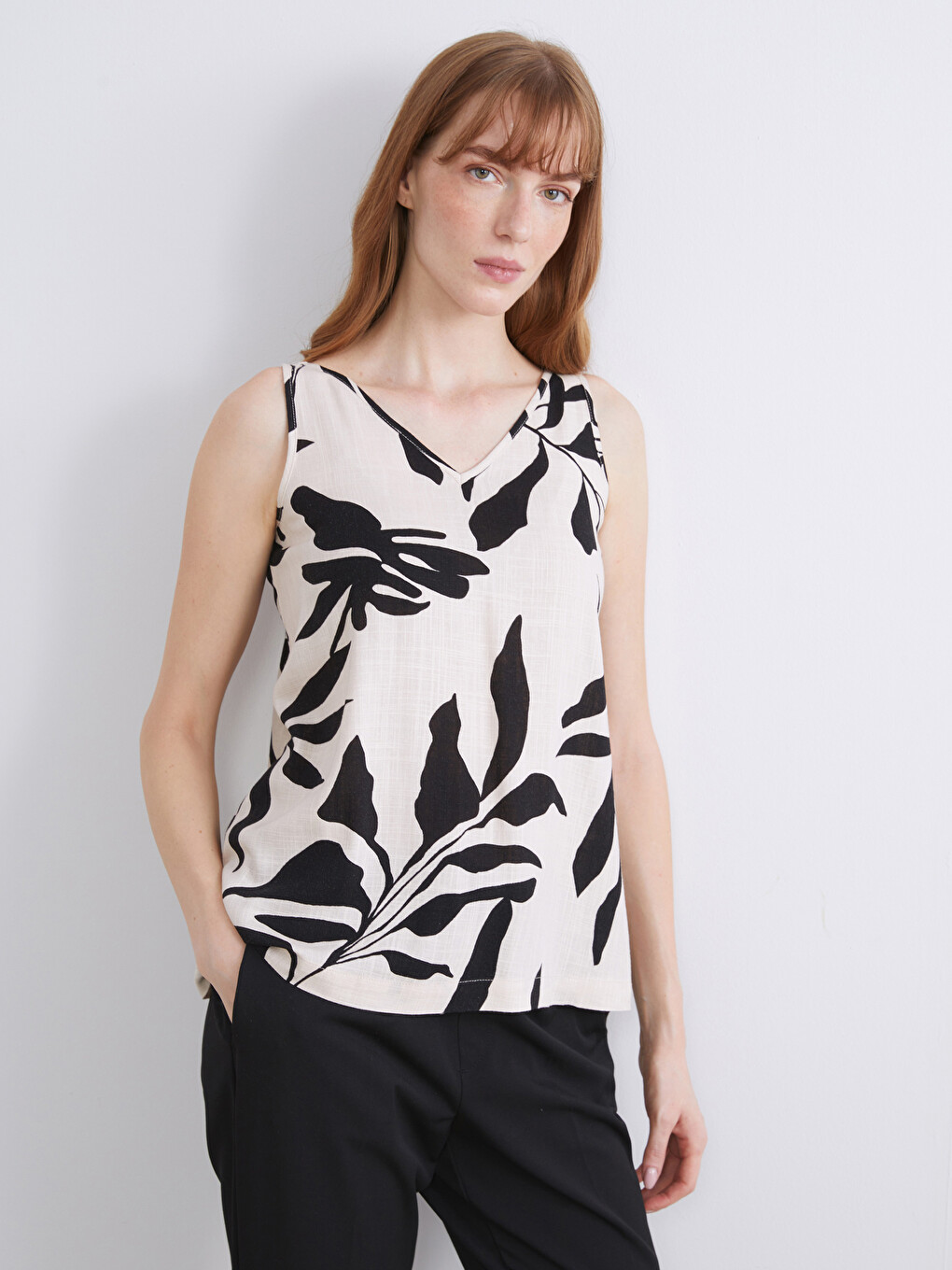 Blouse en mélange de lin à motifs avec encolure en V pour femme