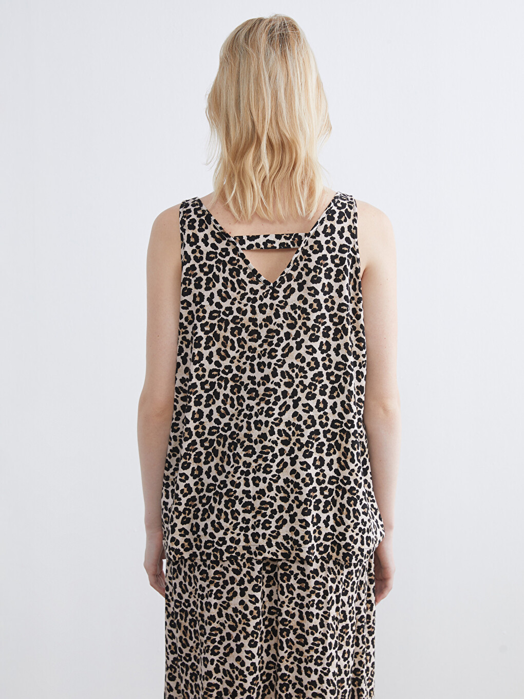 Blouse en mélange de lin imprimé léopard à encolure en V pour femme-10