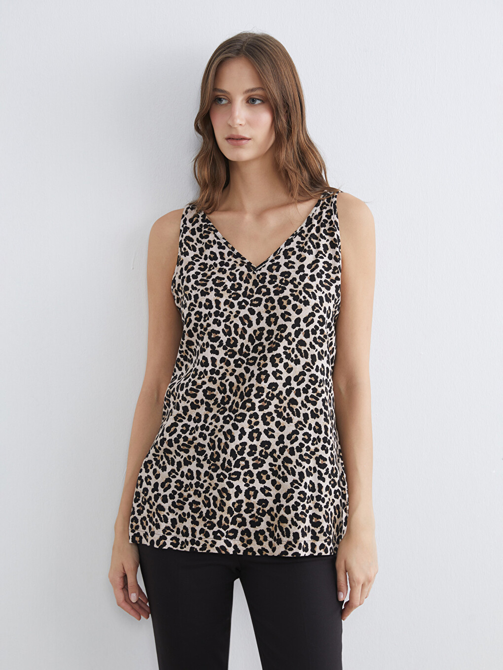 Blouse en mélange de lin imprimé léopard à encolure en V pour femme-1