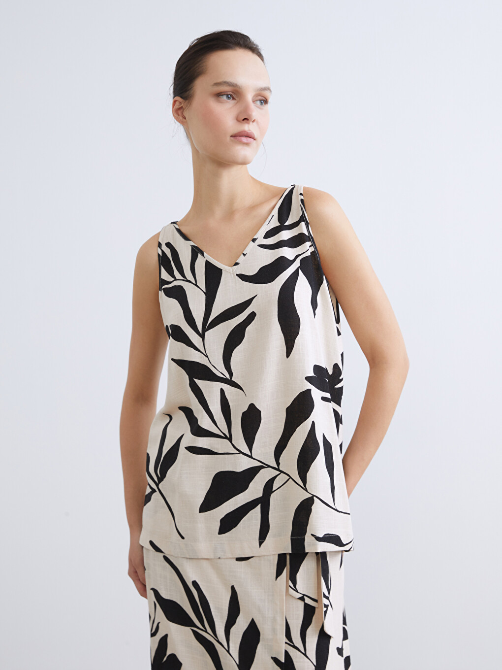 Blouse en mélange de lin à motifs avec encolure en V pour femme-1