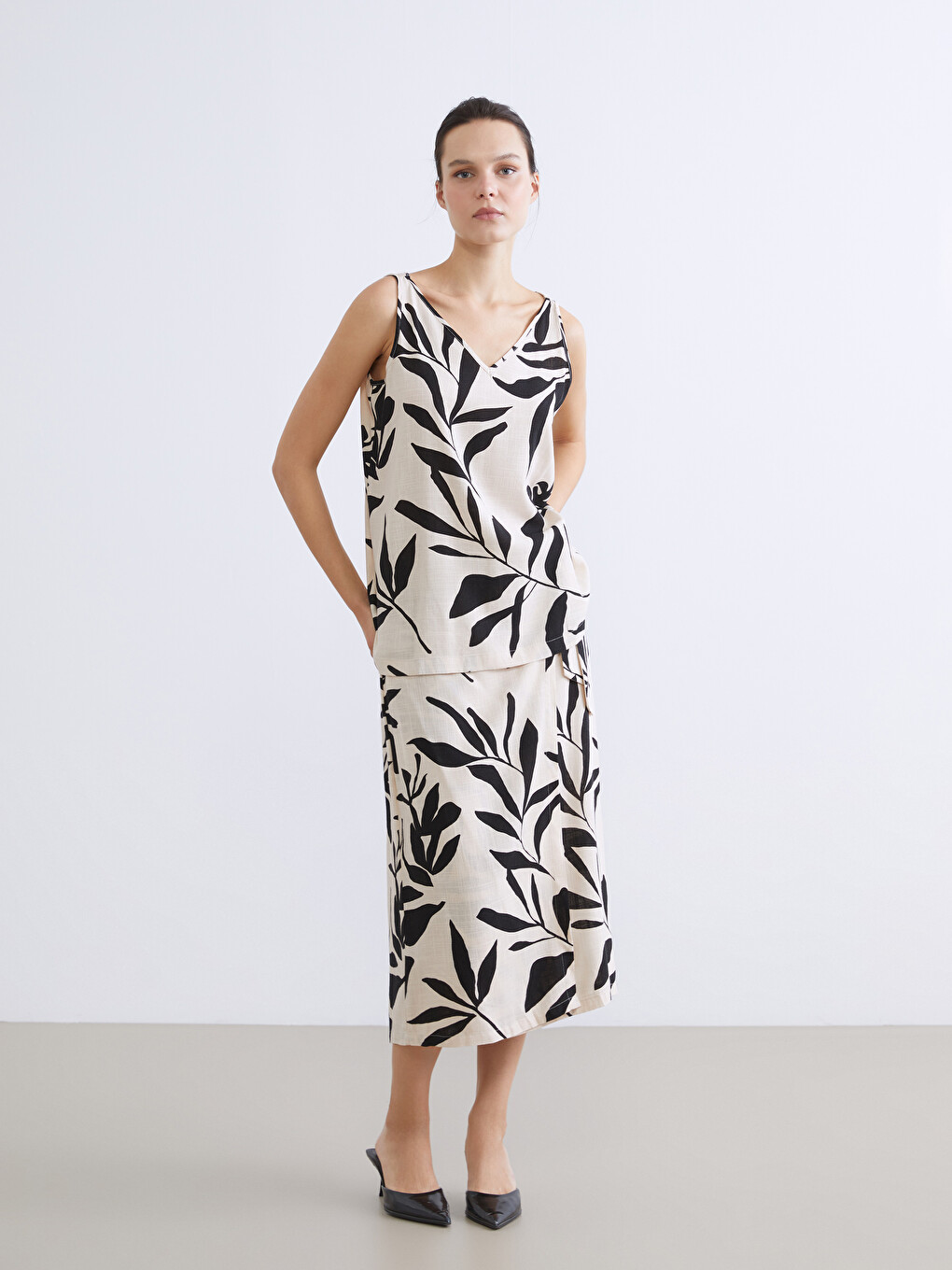 Blouse en mélange de lin à motifs avec encolure en V pour femme-2