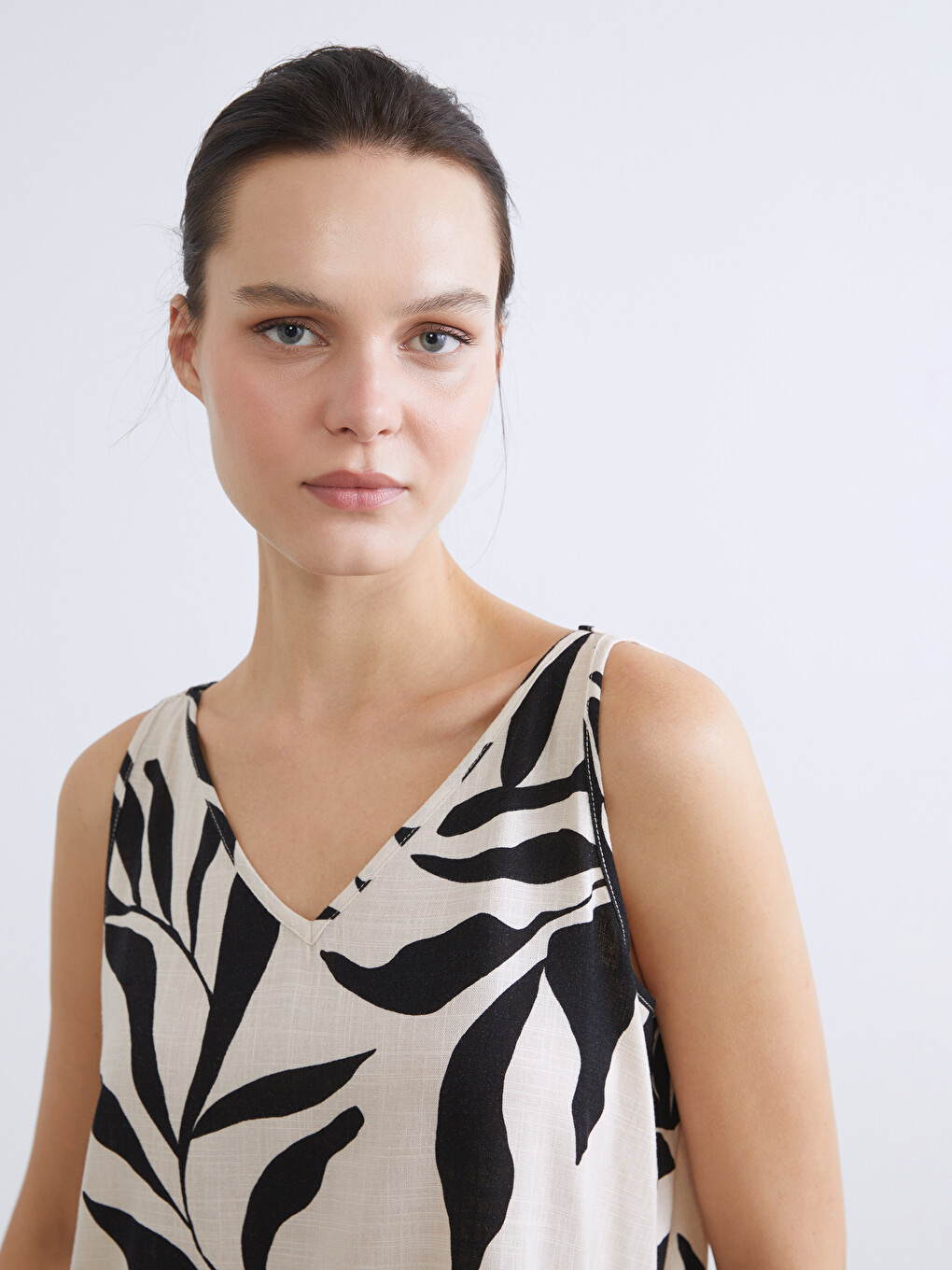 Blouse en mélange de lin à motifs avec encolure en V pour femme-4