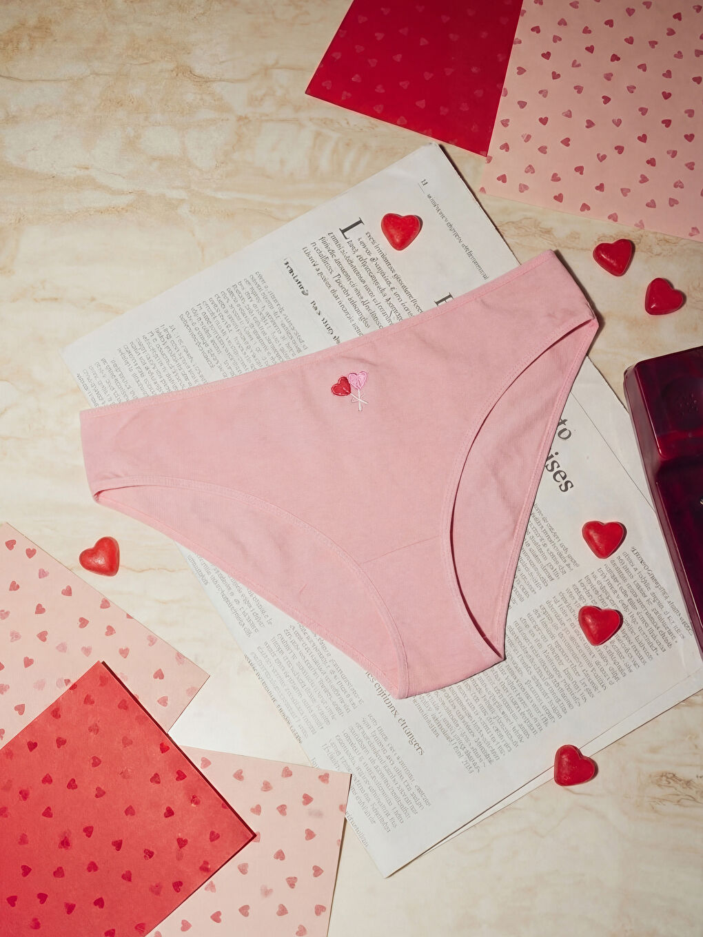 Pembe Kalp Nakışlı Bikini Külot