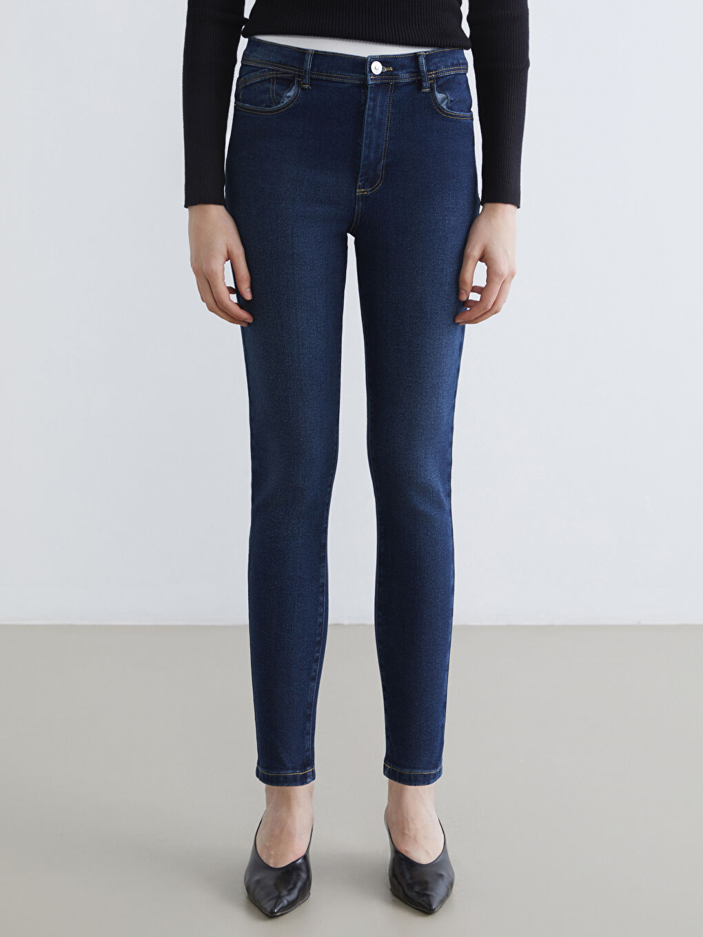 Γυναικείο τζιν σε στενή γραμμή-1