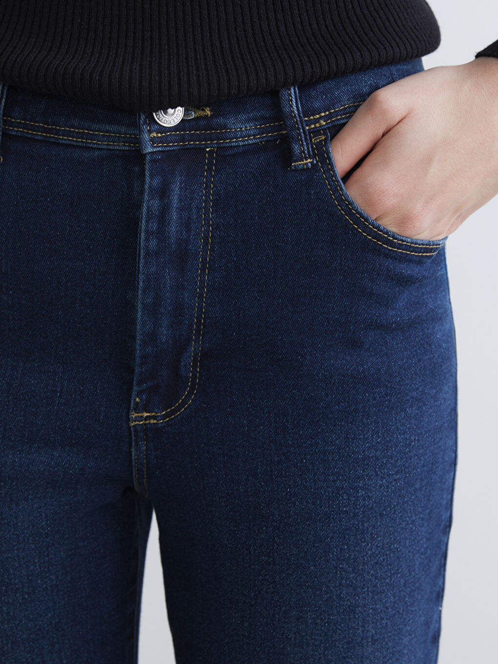 Γυναικείο τζιν σε στενή γραμμή-2