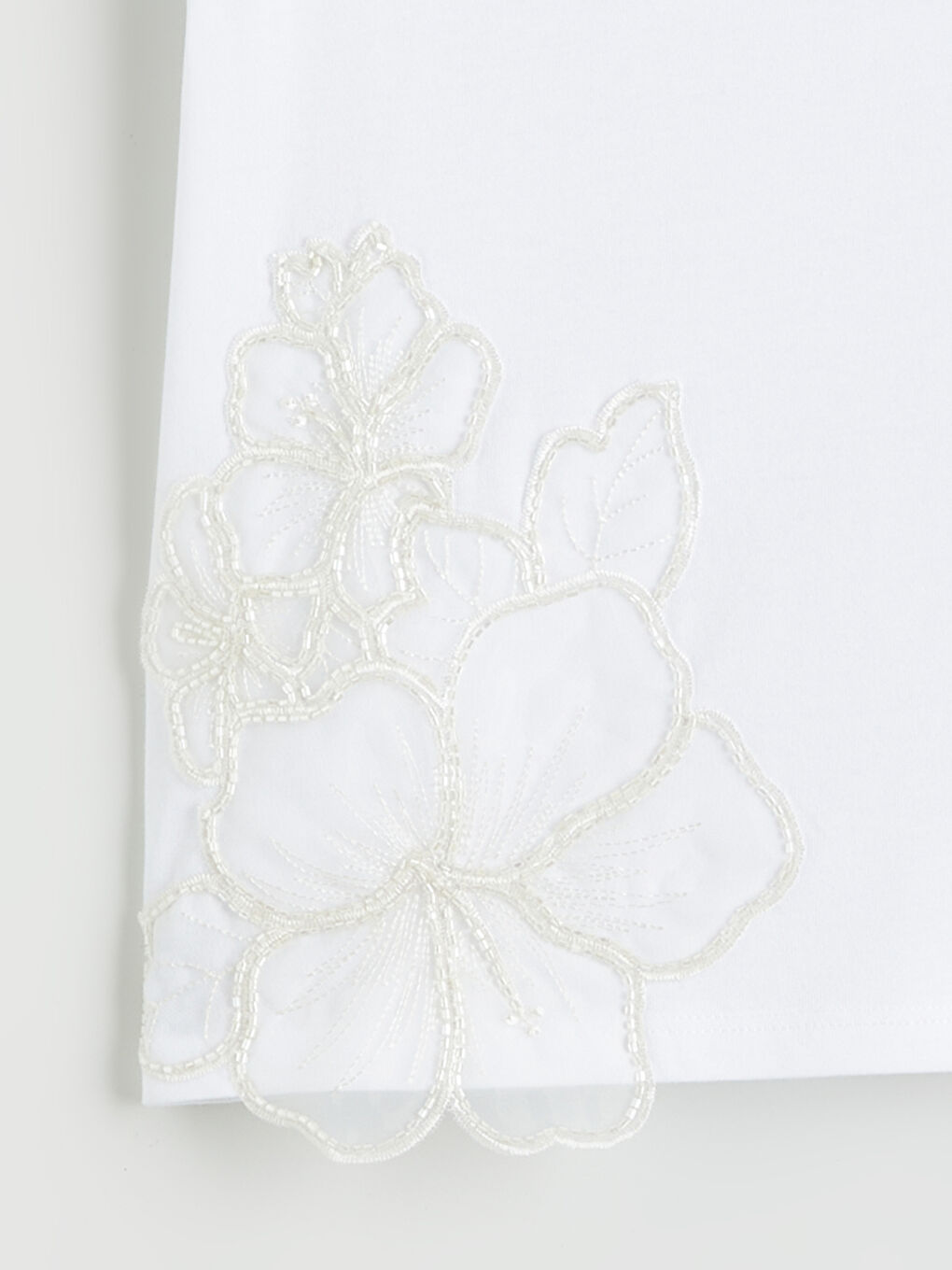 Girls' T-shirt with floral detailing.-1