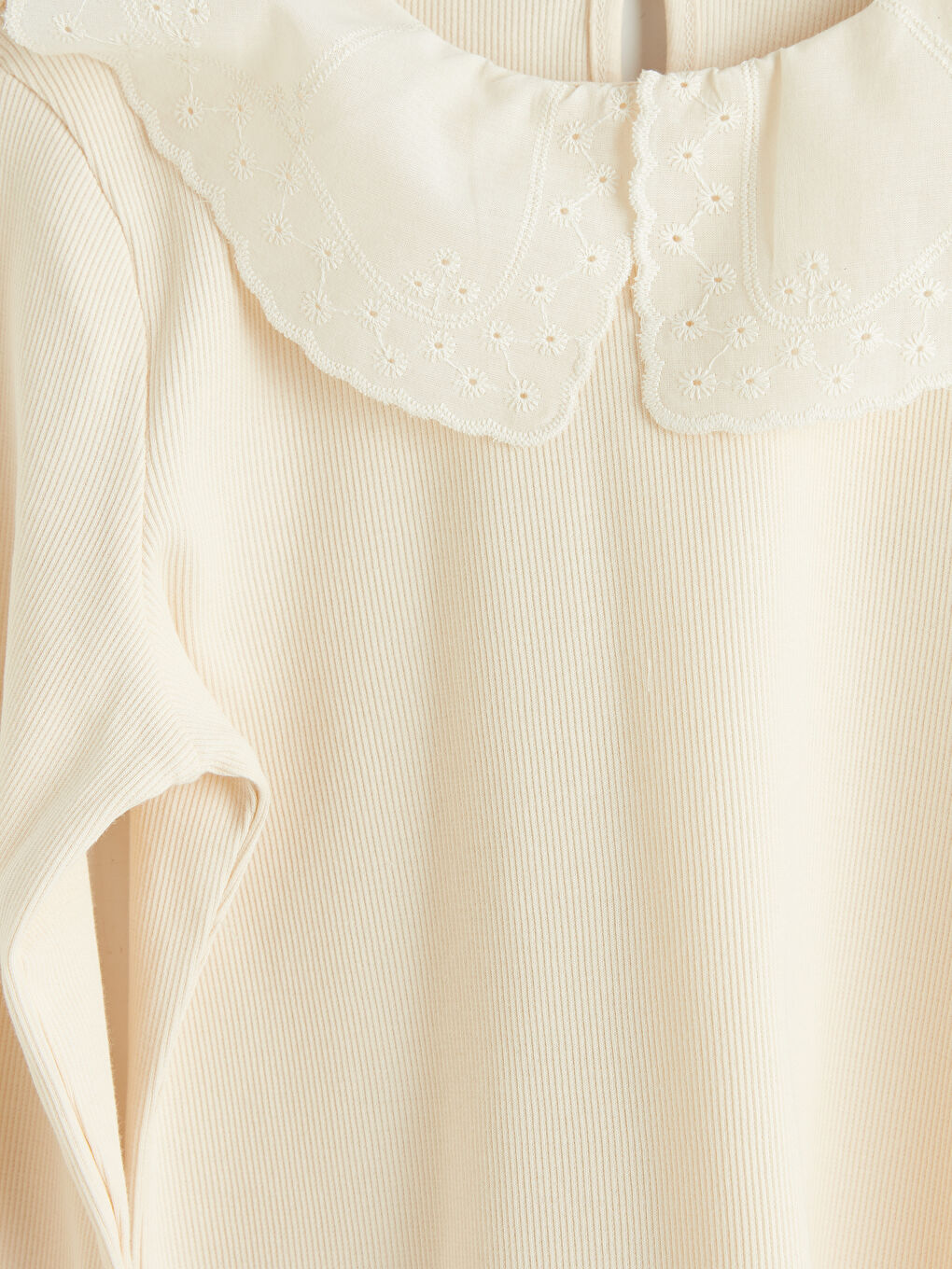Ekru Bebe Yaka Fisto Detaylı Kız Çocuk Tişört-2