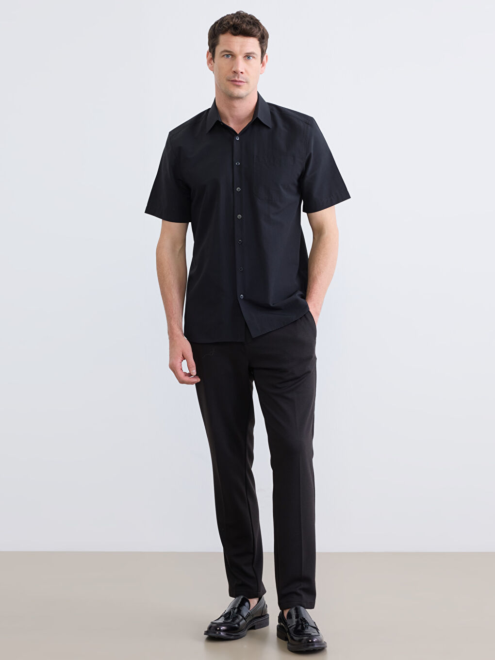 Siyah Kısa Kollu Tek Cepli Regular Fit Erkek Gömlek-1