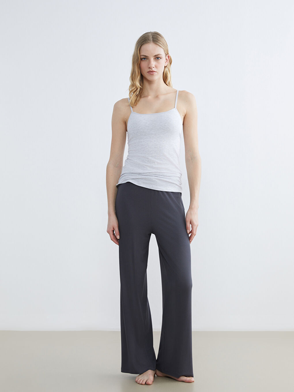 Gri U Yaka Askılı Kadın Kaplı Atlet-1