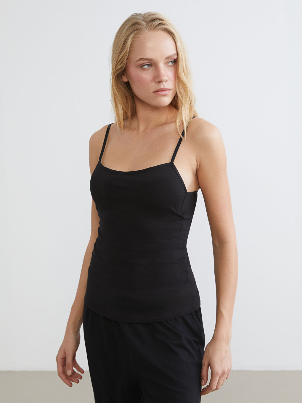 Siyah U Yaka Askılı Kadın Kaplı Atlet