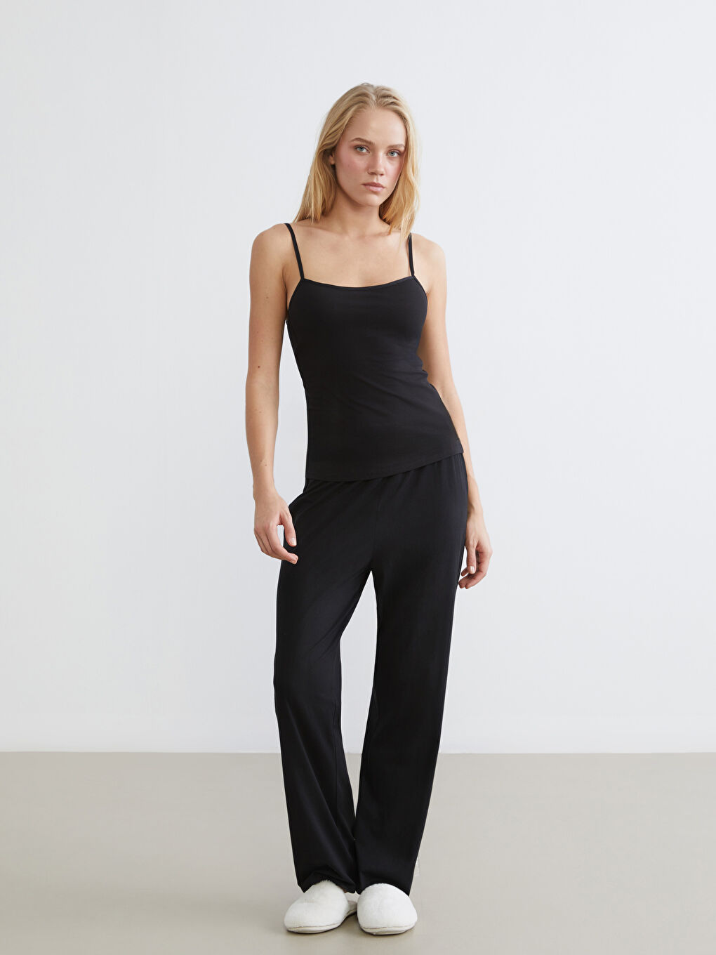 Siyah U Yaka Askılı Kadın Kaplı Atlet-1