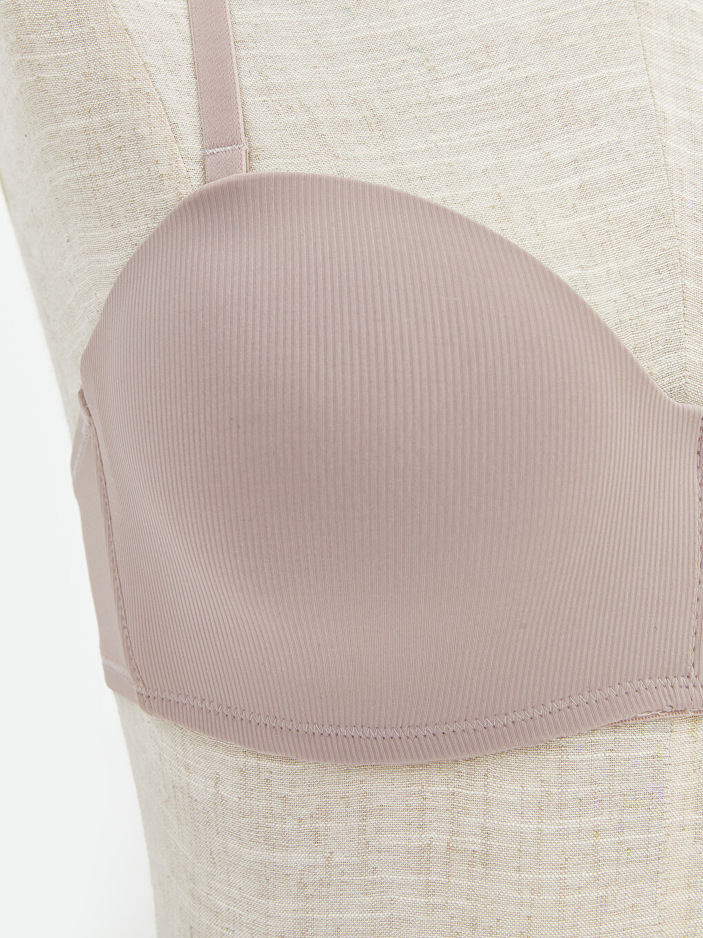 ქალი ვარდისფერი ბიუსტჰალტერი  სარტყელის გარეშე-2