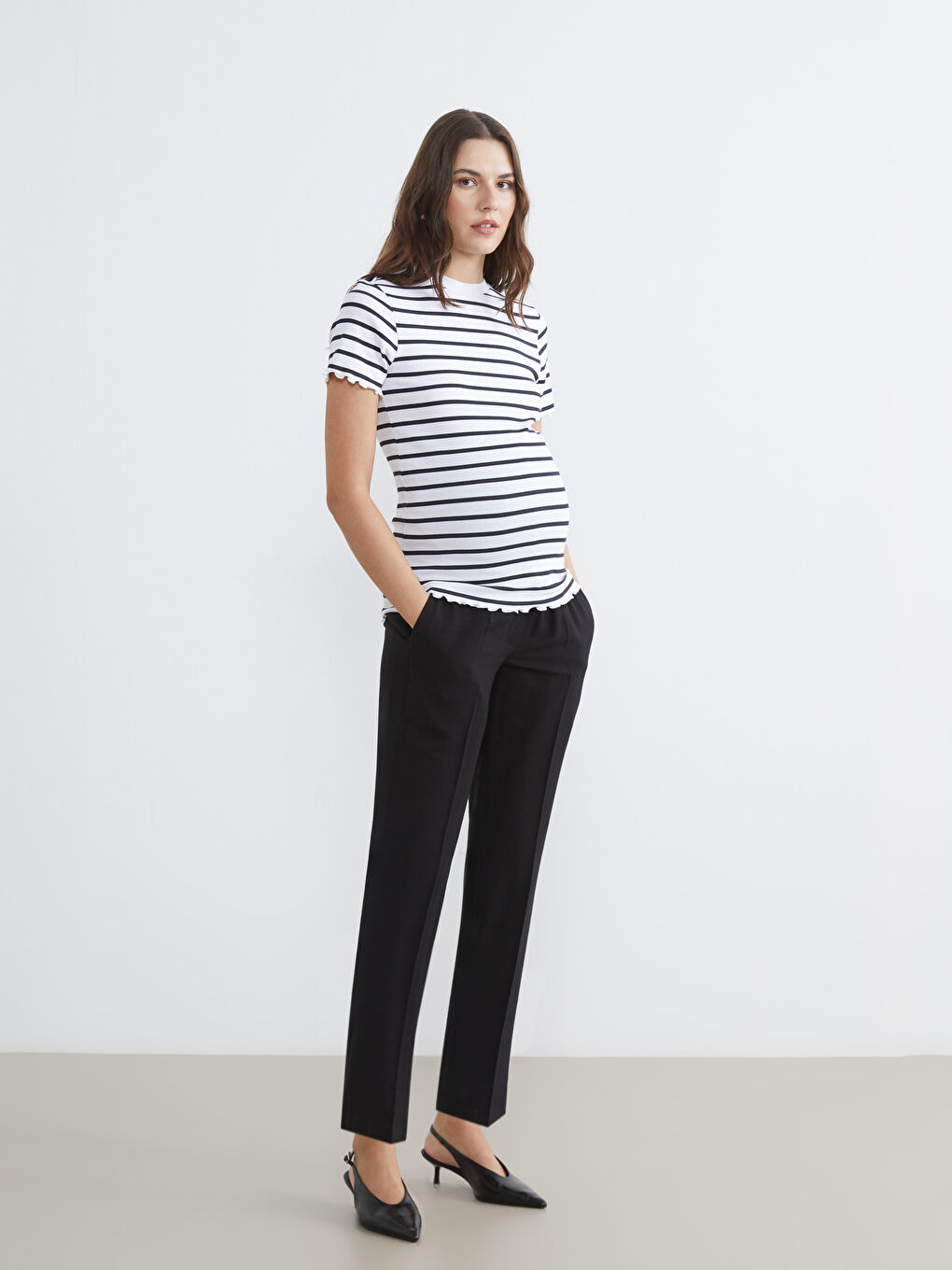 Женские брюки морковного кроя с эластичным поясом